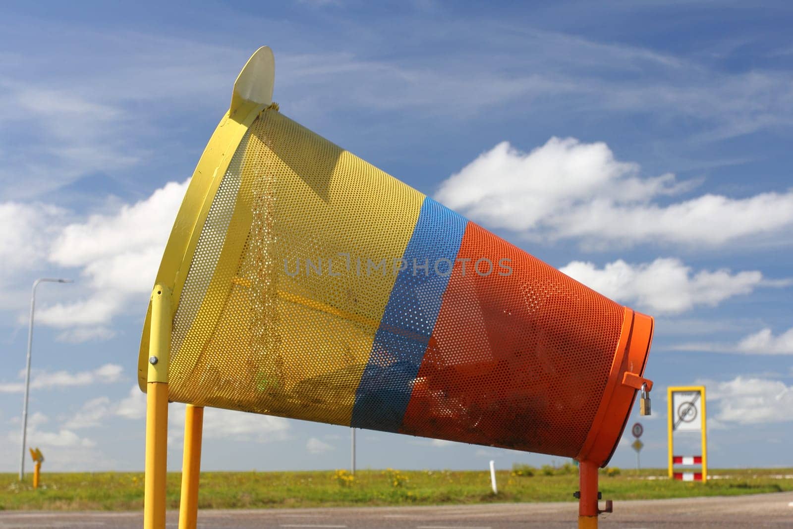 a colourful rubbish containers for cyclists, with blue sky in the background.ein bunter Müllbehälter für Radfahrer, mit blauem Himmel im Hintergrund.