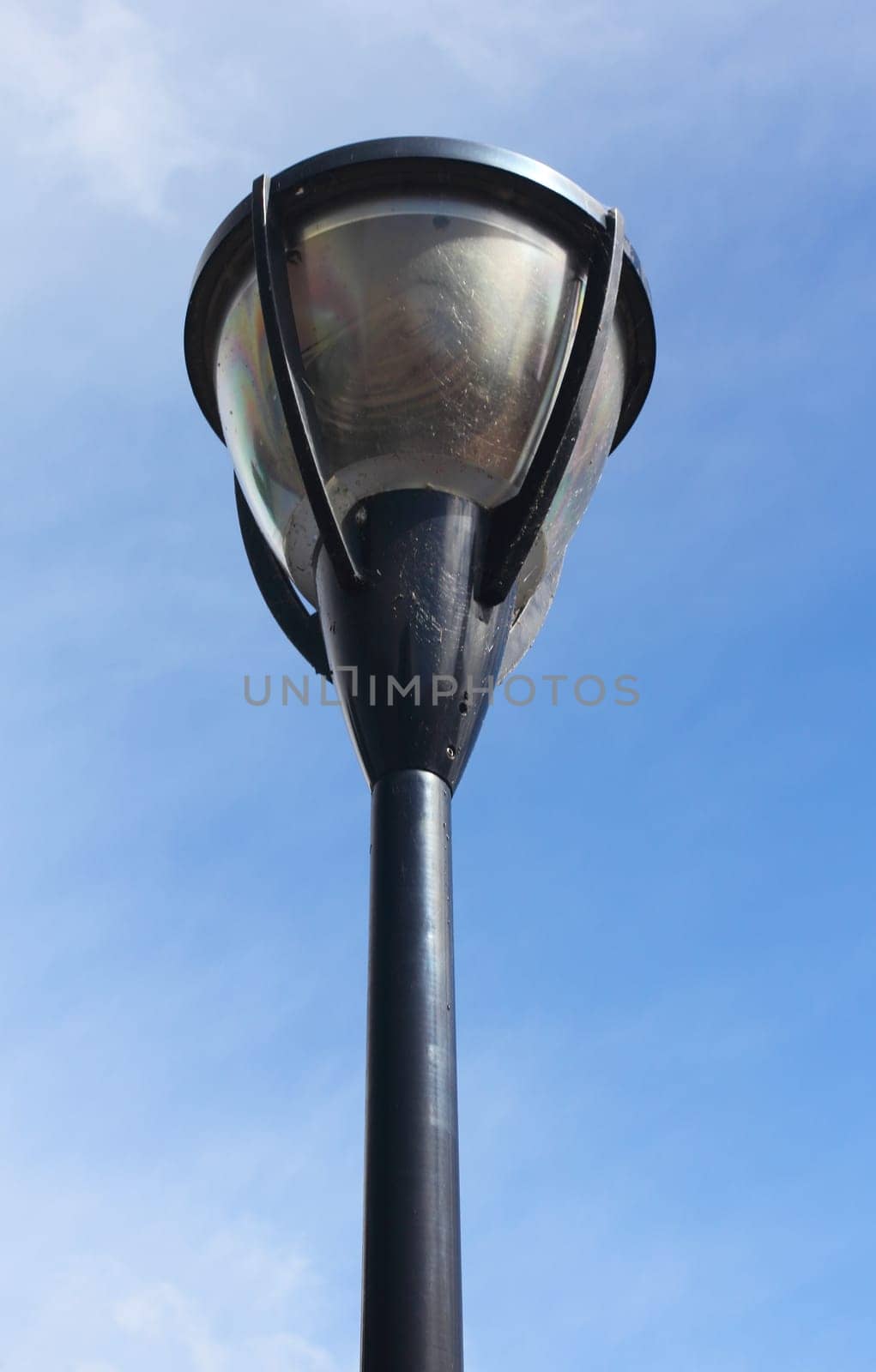 A street lamp, with blue sky in the background.Eine Straßenlaterne, mit blauem Himmel im Hintergrund.