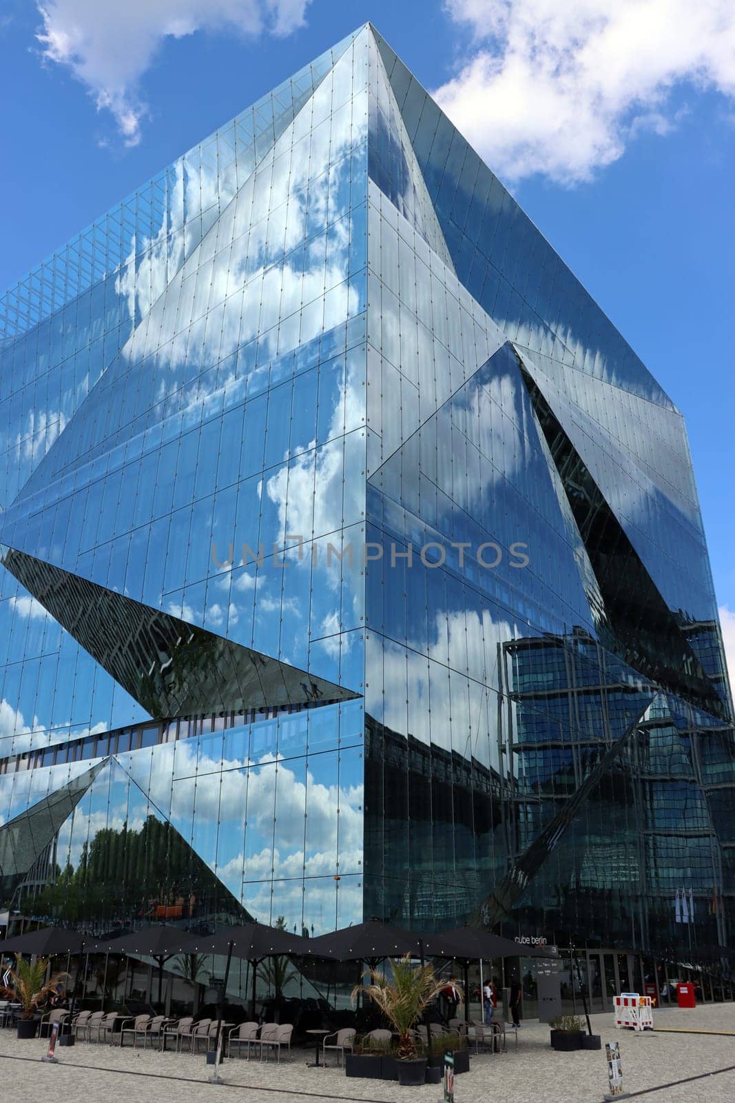 Cube Berlin, würfelförmiges Bürogebäude auf dem Washingtonplatz, direkt neben dem Hauptbahnhof, Deutschland, Berlin