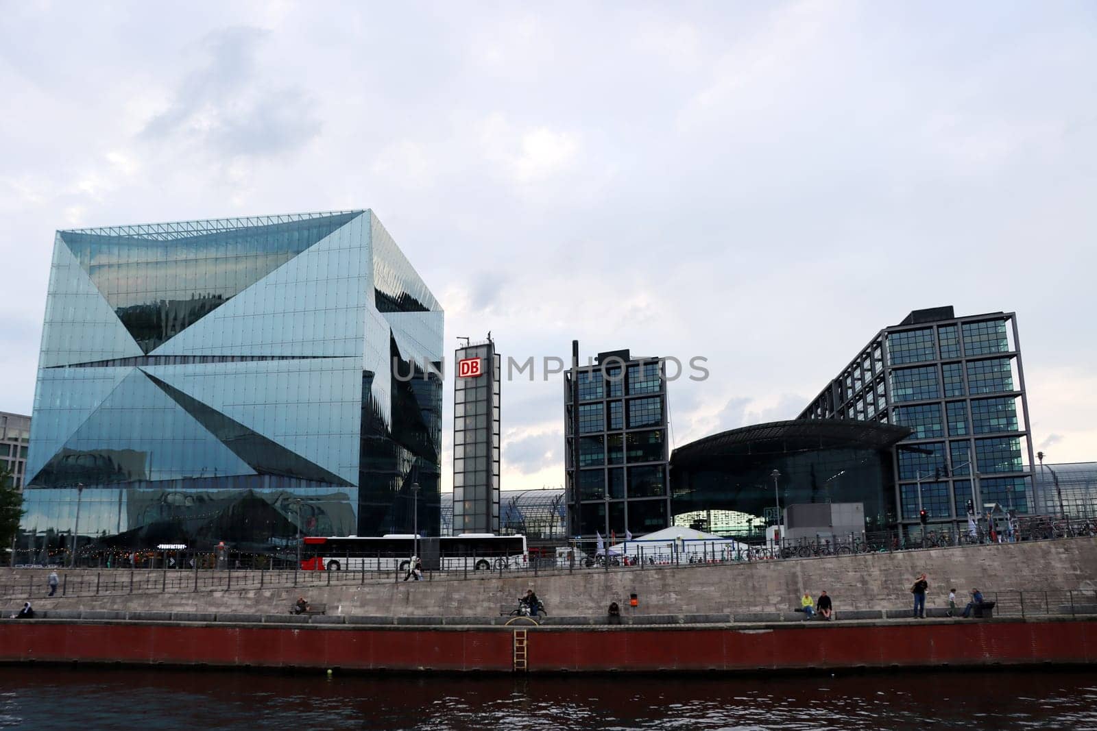 Cube Berlin, würfelförmiges Bürogebäude auf dem Washingtonplatz, direkt neben dem Hauptbahnhof, Deutschland, Berlin