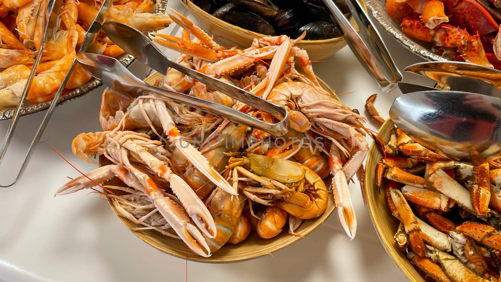 Cooked parts of crabs, shrimps and crabs on a buffet.