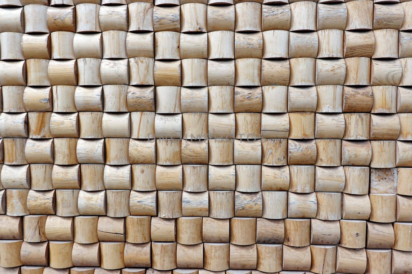 Wandverkleidung aus quadratischen Holzstücken