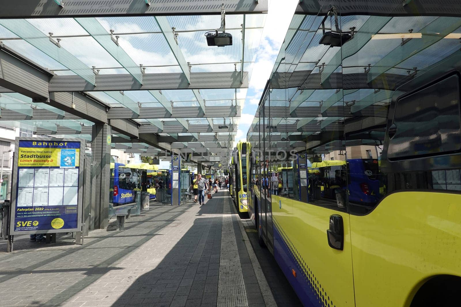mit Biomethan betriebene Busse der Stadtverkehr Euskirchen GmbH (SVE) am zentralen Busbahnhof, Nordrhein-Westfalen, Deutschland, Euskirchen