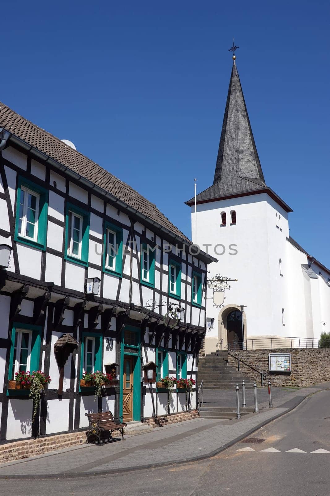 Fachwerkhaus und katholische Pfarrkirche St. Johannes Metternich, Nordrhein-Westfalen, Deutschland, Weilerswist