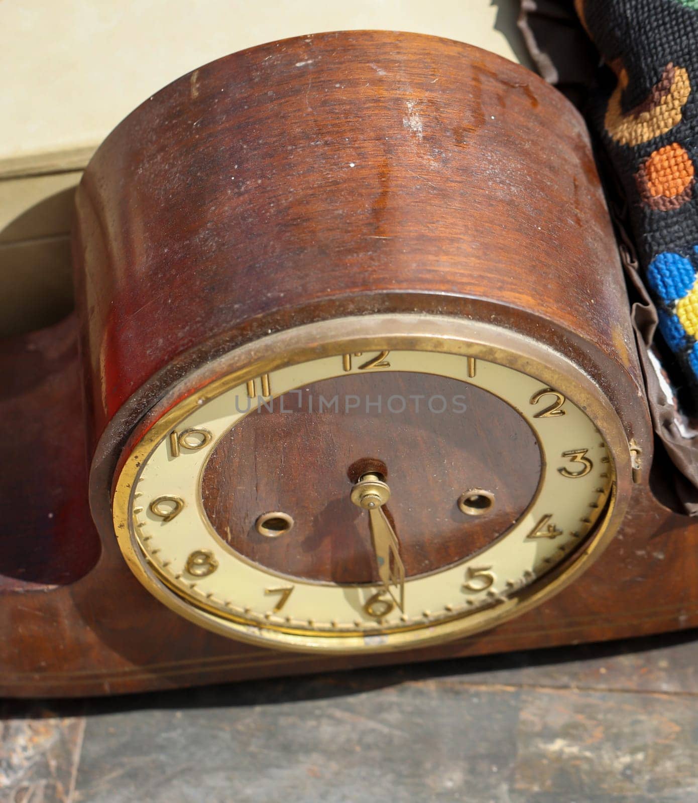 Image of an old mechanical clock, which often stood in the middle of a cabinet.