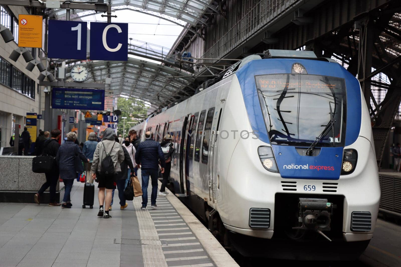 Bombardier Talent Triebwagen von National Express im Hauptbahnhof, Nordrhein-Westfalen, Deutschland, Köln