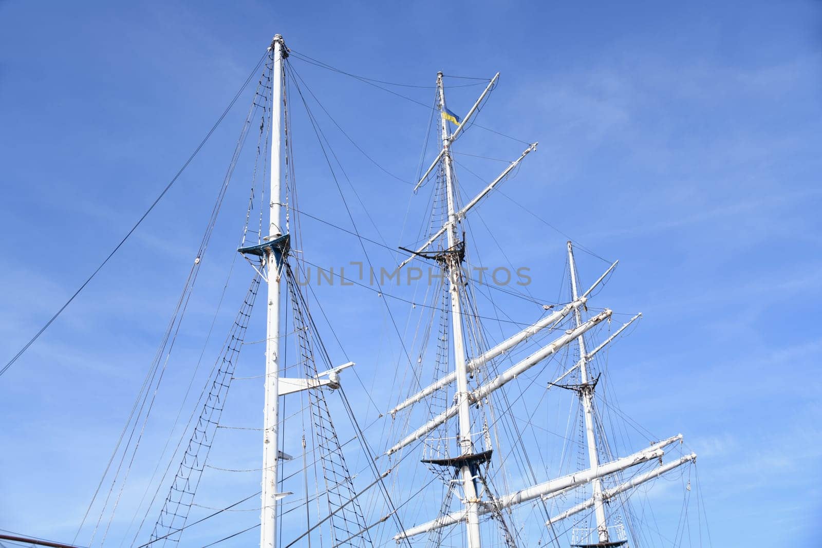 A sailing ship with three masts is a tall ship. The three-master is often used as a training ship or for tourist purposes.