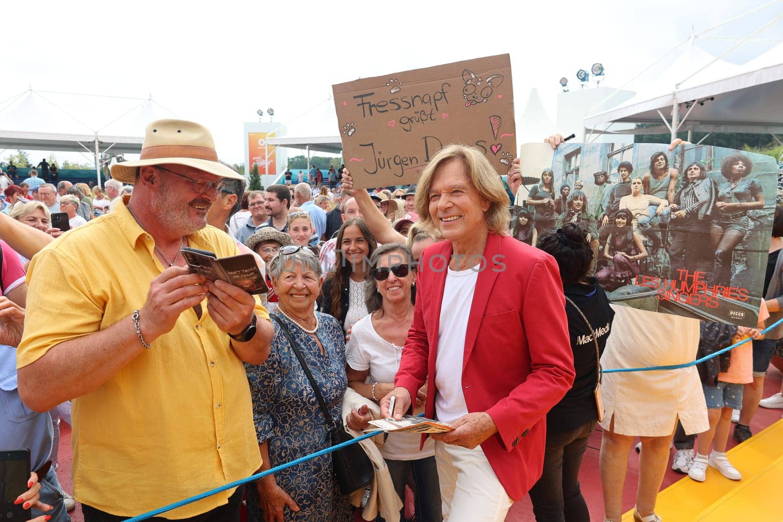 The emotional farewell of Jürgen Drews (Saenger / musician) in the ARD TV show "Immer wieder sonntags"". Old and young fans celebrated the ""King of Mallorca"" after the show,Drews willingly signed autographs and took time for selfies"