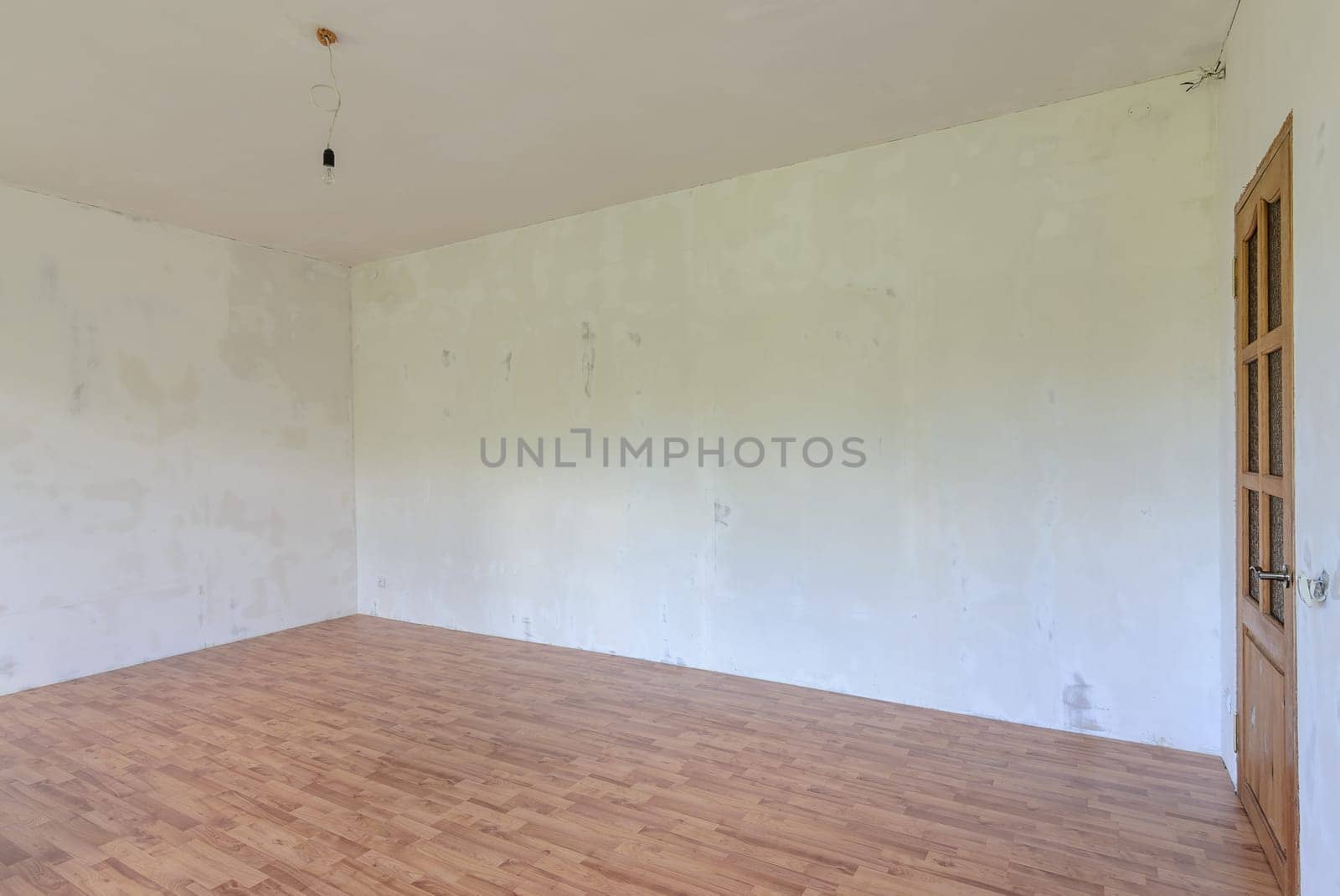 A fragment of the interior of a spacious room with a fine finish of the walls