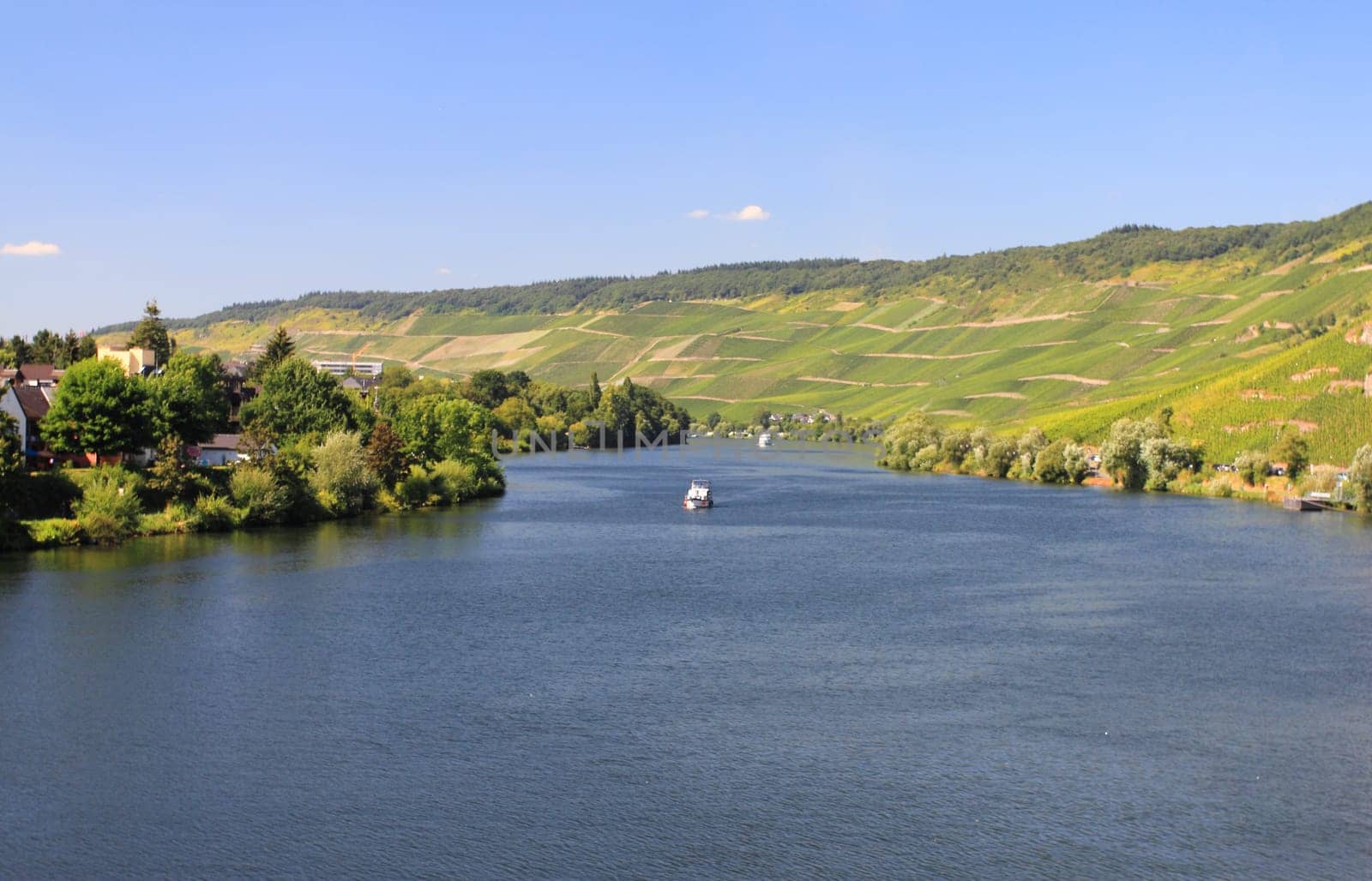 Bernkastel-Kues, is a town on the Middle Moselle.Bernkastel-Kues, ist eine Stadt an der Mittelmosel.