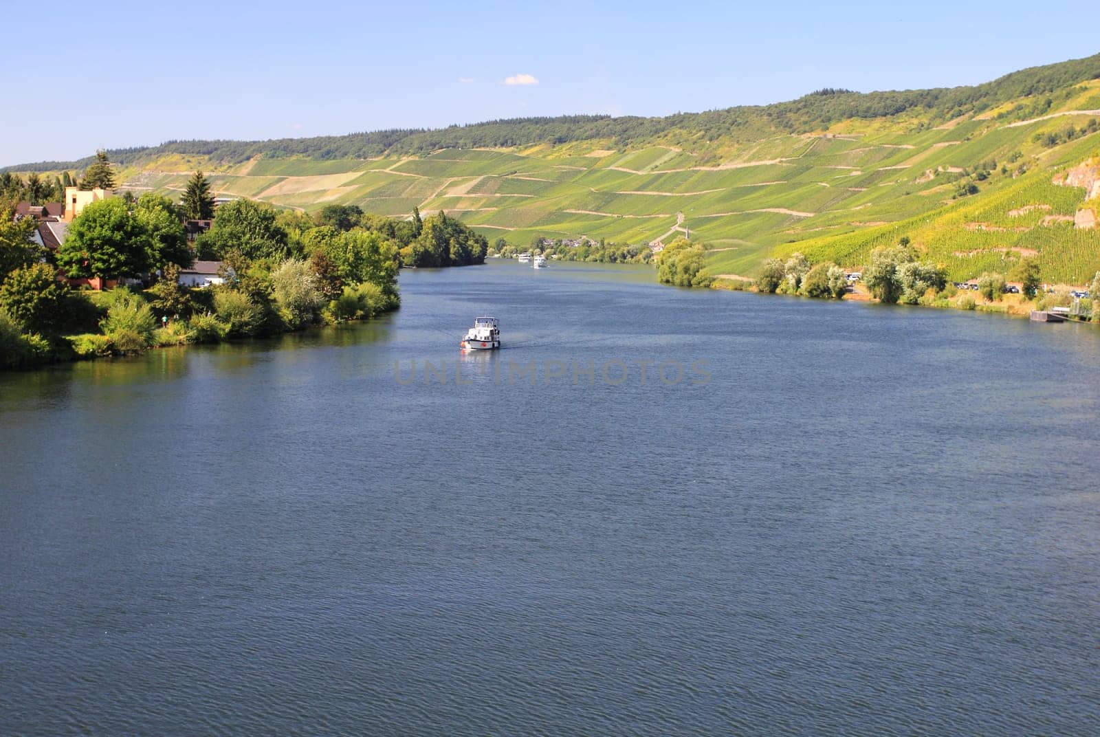 Bernkastel-Kues, is a town on the Middle Moselle.Bernkastel-Kues, ist eine Stadt an der Mittelmosel.