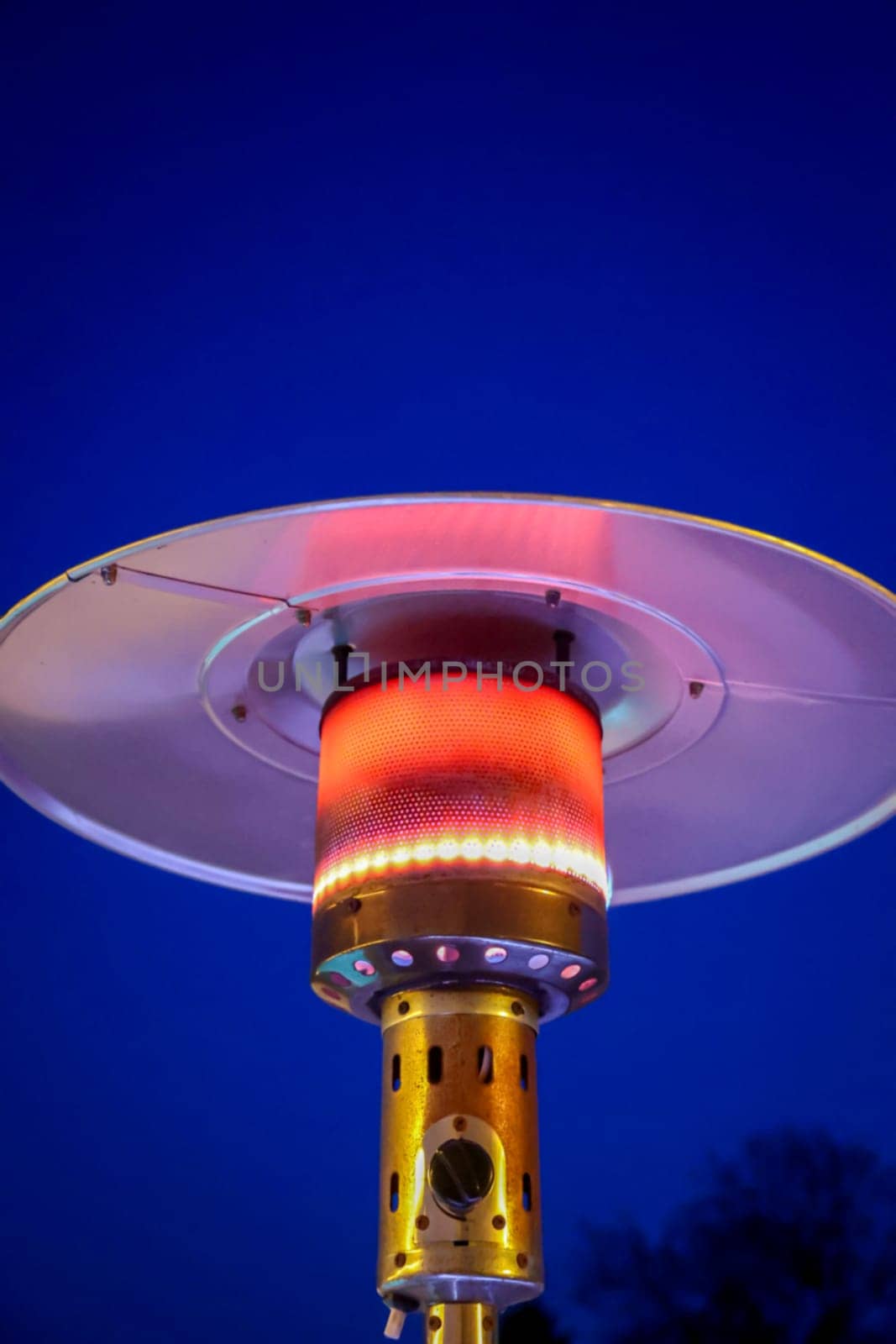 A mushroom heater operated with propane gas in operation.