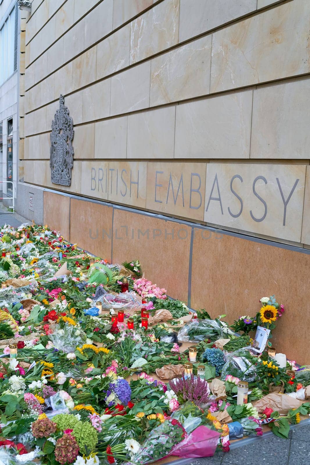 Expressions of sympathy with flowers immediately after the news of the death of Queen Elizabeth II at the British Embassy in Berlin