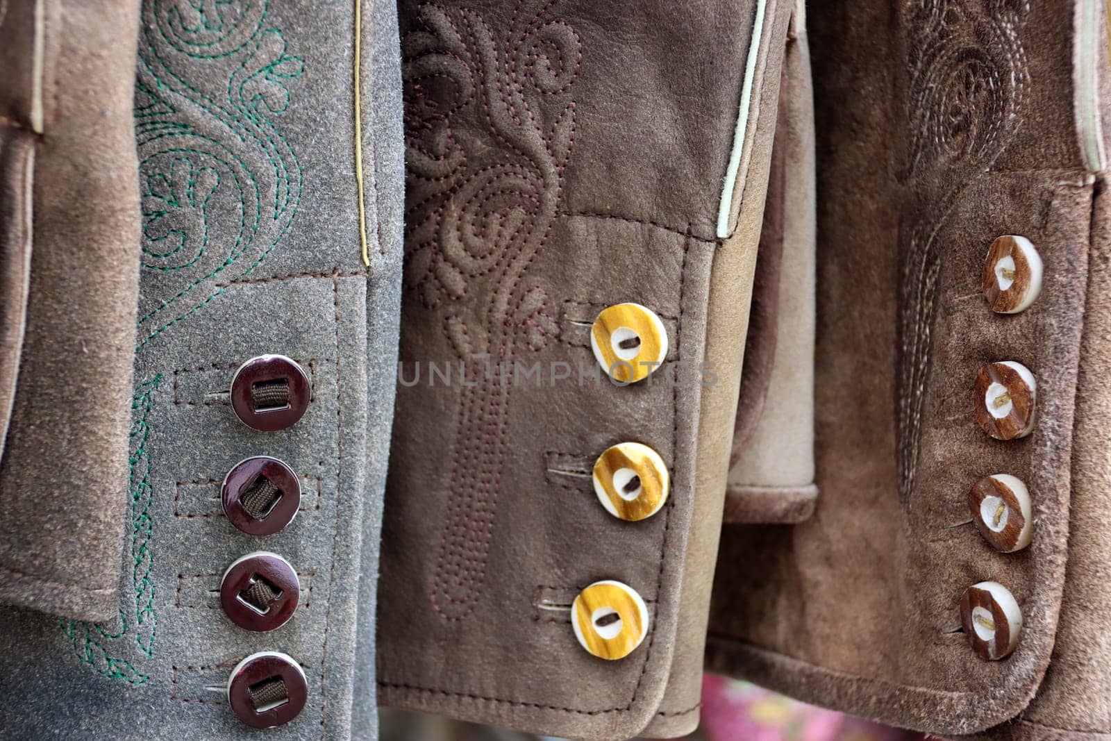 traditionelle alpenländische Lederhose mit Hirschhornknöpfen, Tirol, Österreich, St. Johann in Tirol