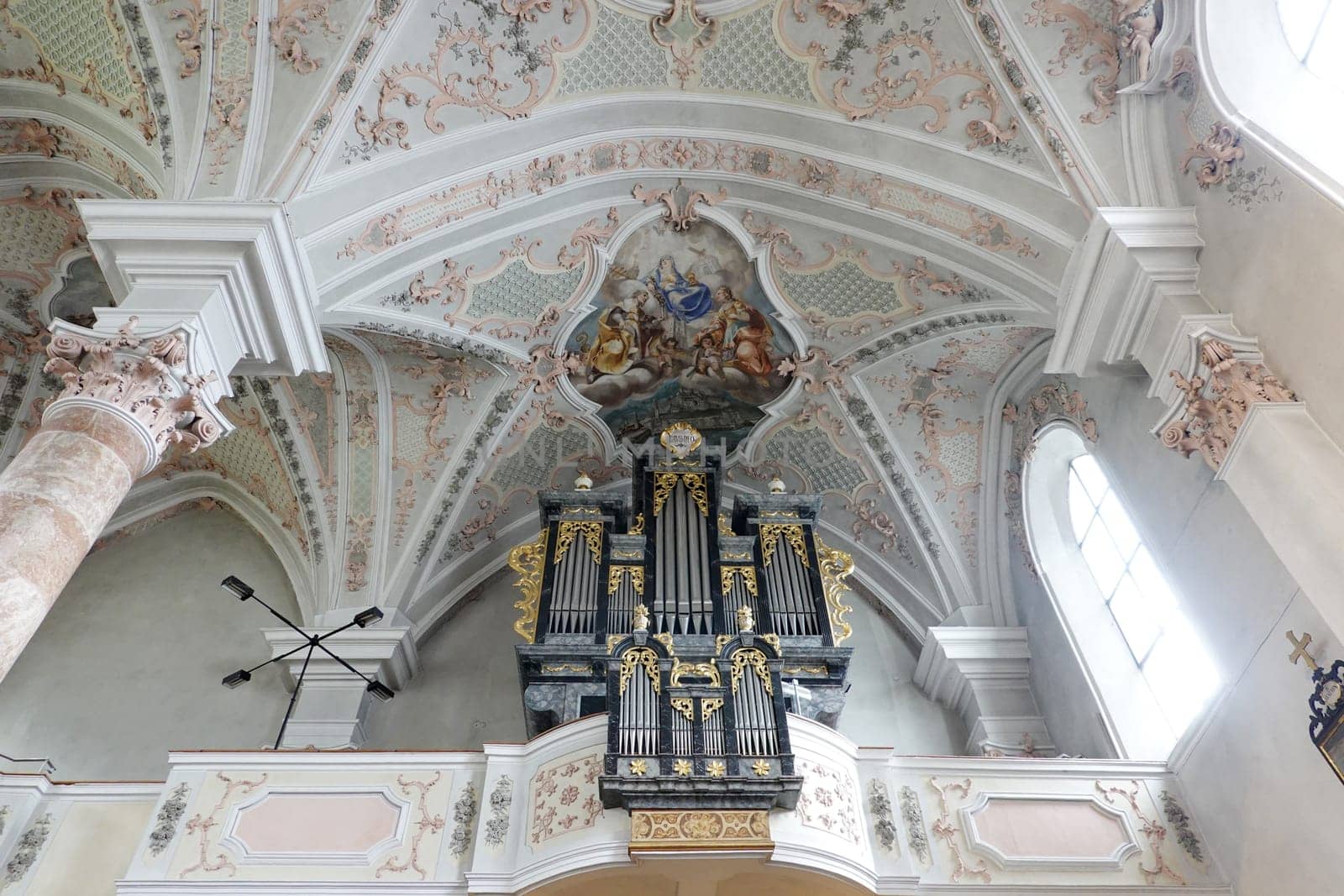 Barocke Pracht in der Pfarrkirche St. Virgil, Tirol, Oesterreich, Rattenberg