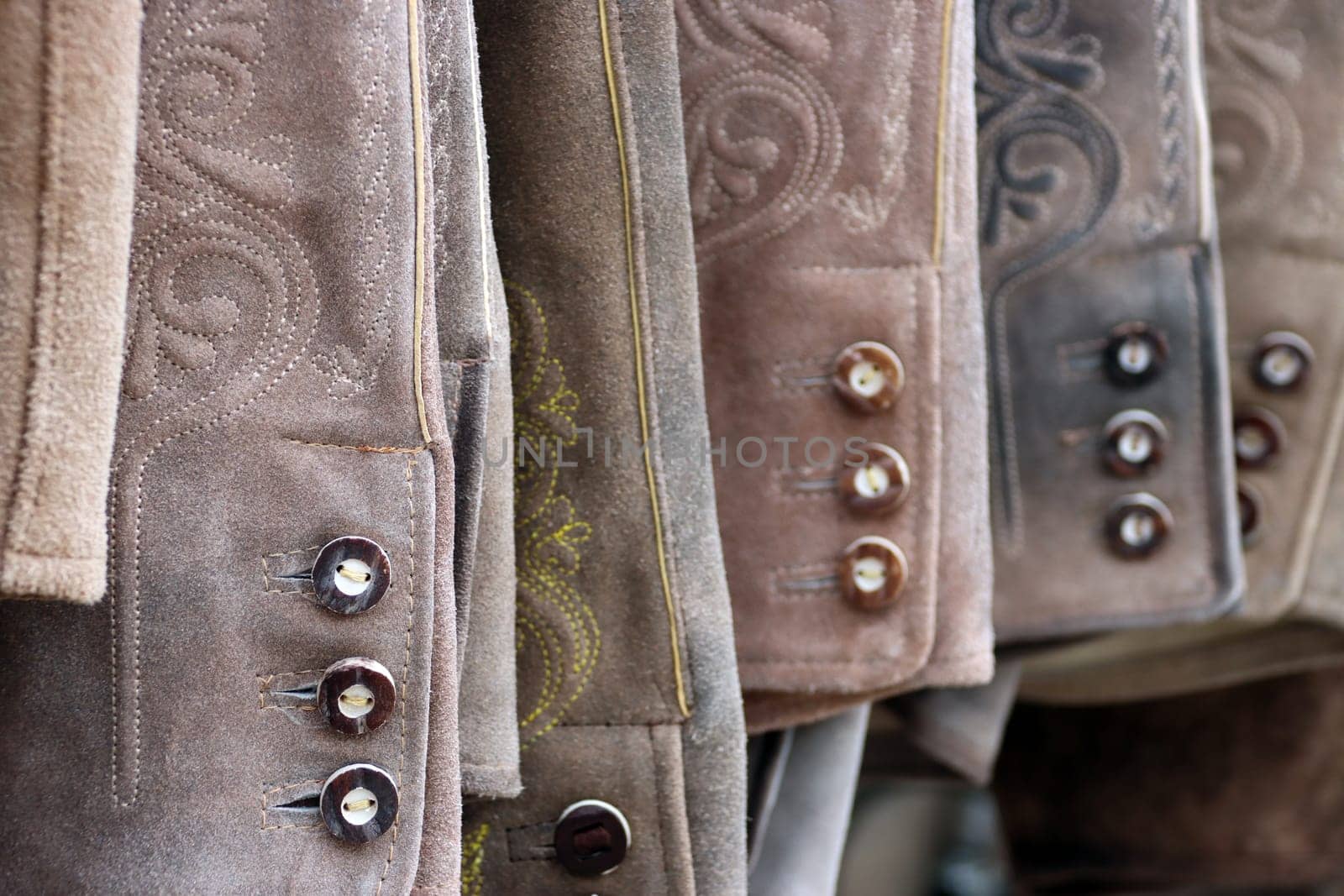 traditionelle alpenländische Lederhose mit Hirschhornknöpfen, Tirol, Österreich, St. Johann in Tirol