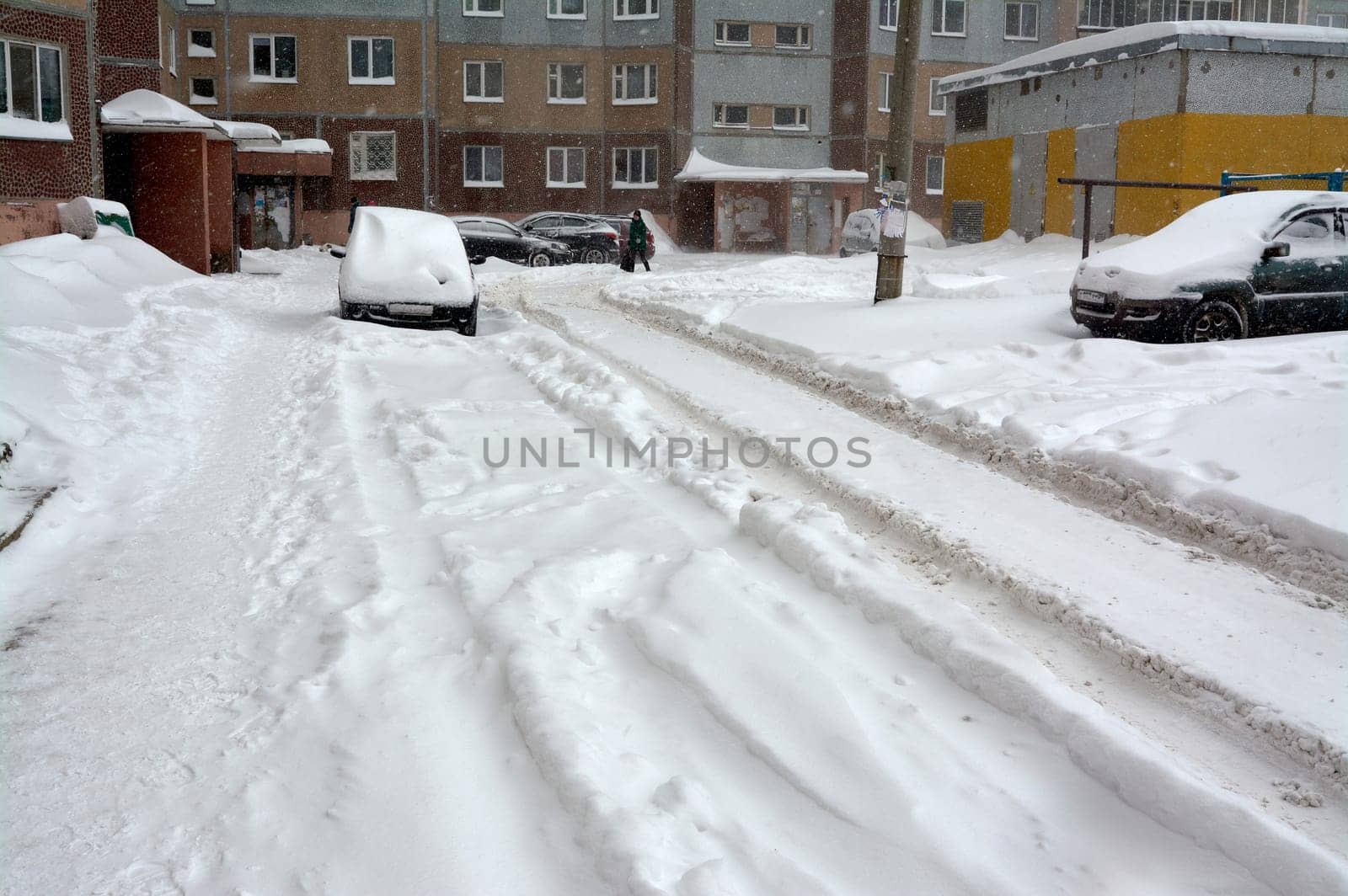 In the yard of the house there is not cleaned snow after a blizzard. High quality photo