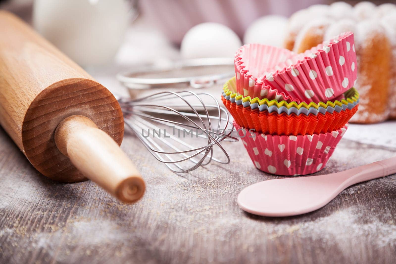 Baking utensils with cupcake cases