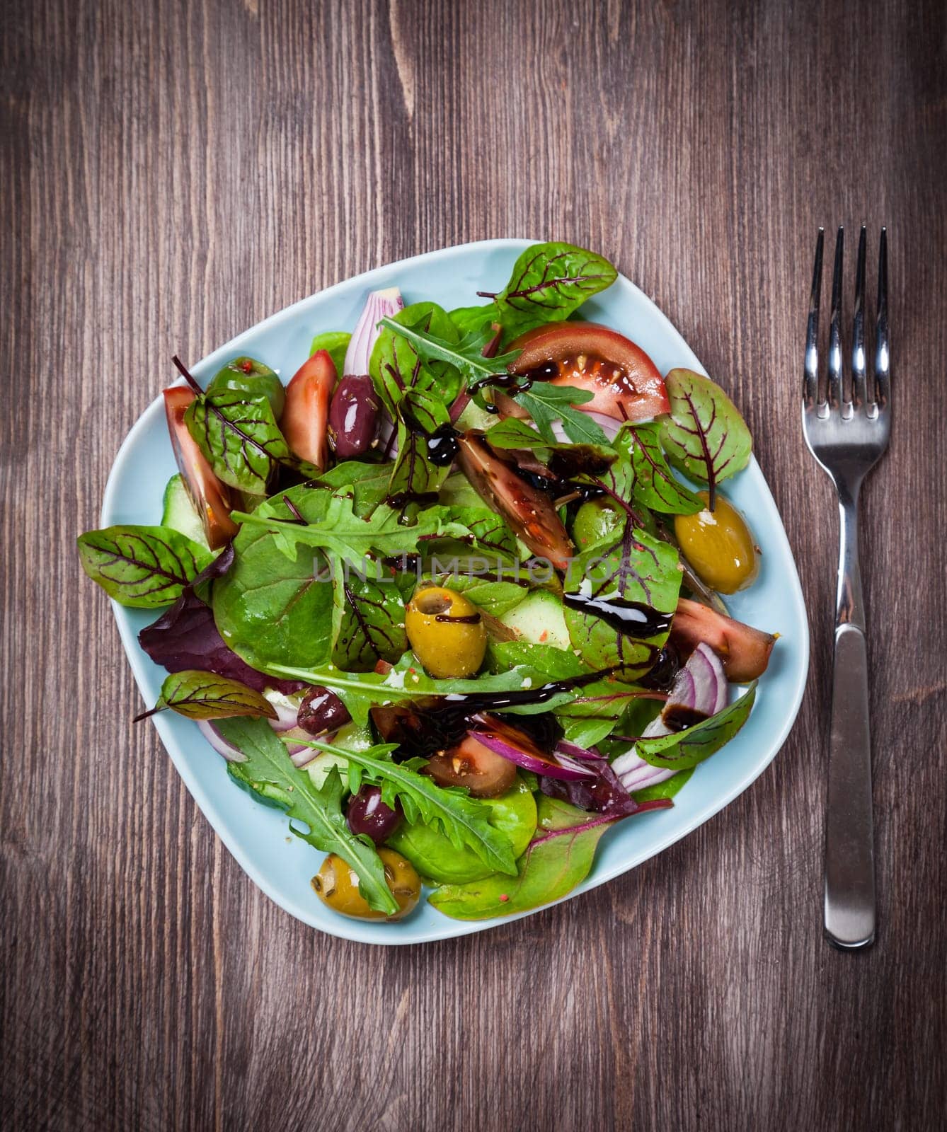 Mixed low calorie salad with olives and fresh avocado