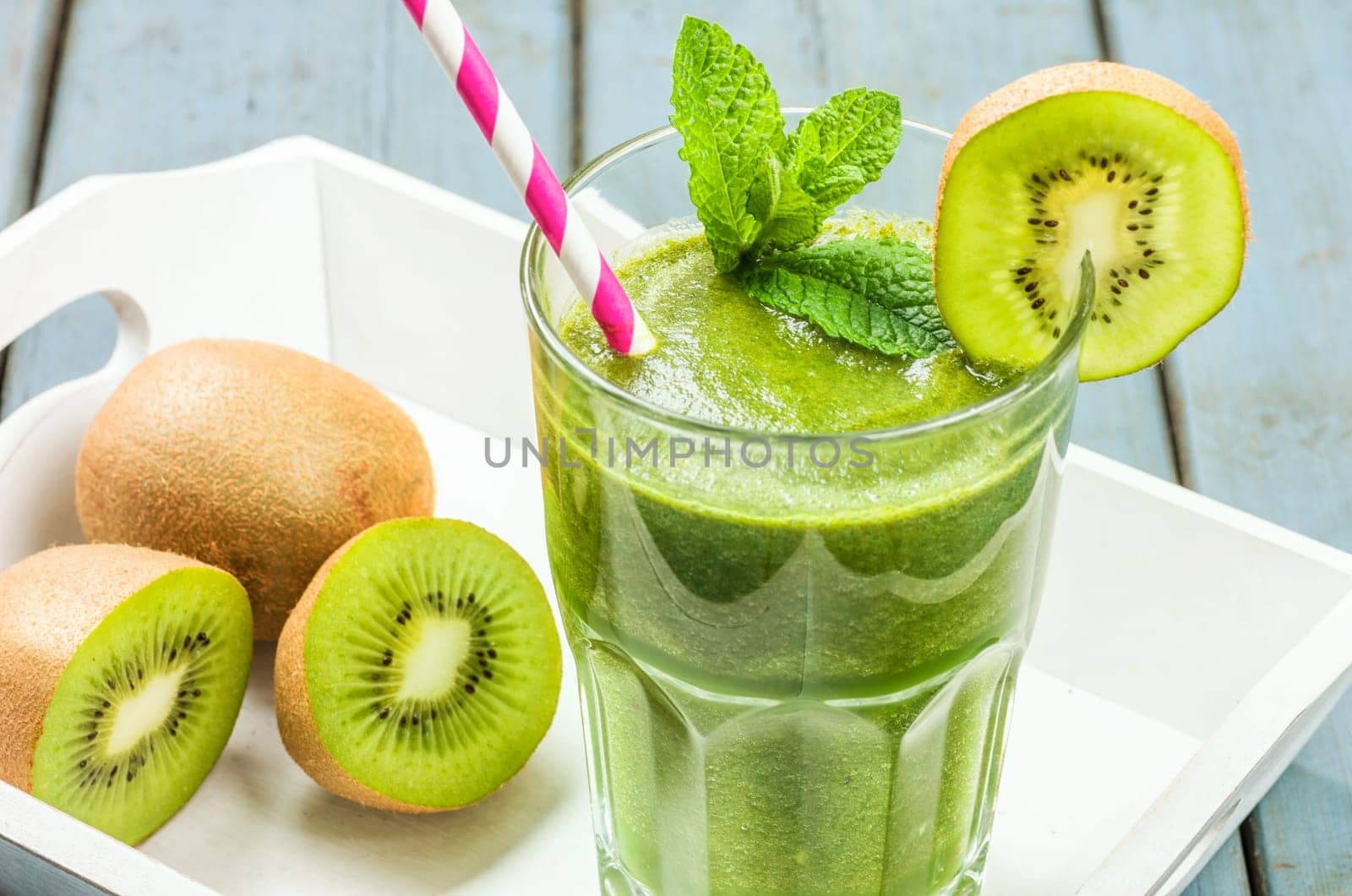 Green smoothie with kiwis