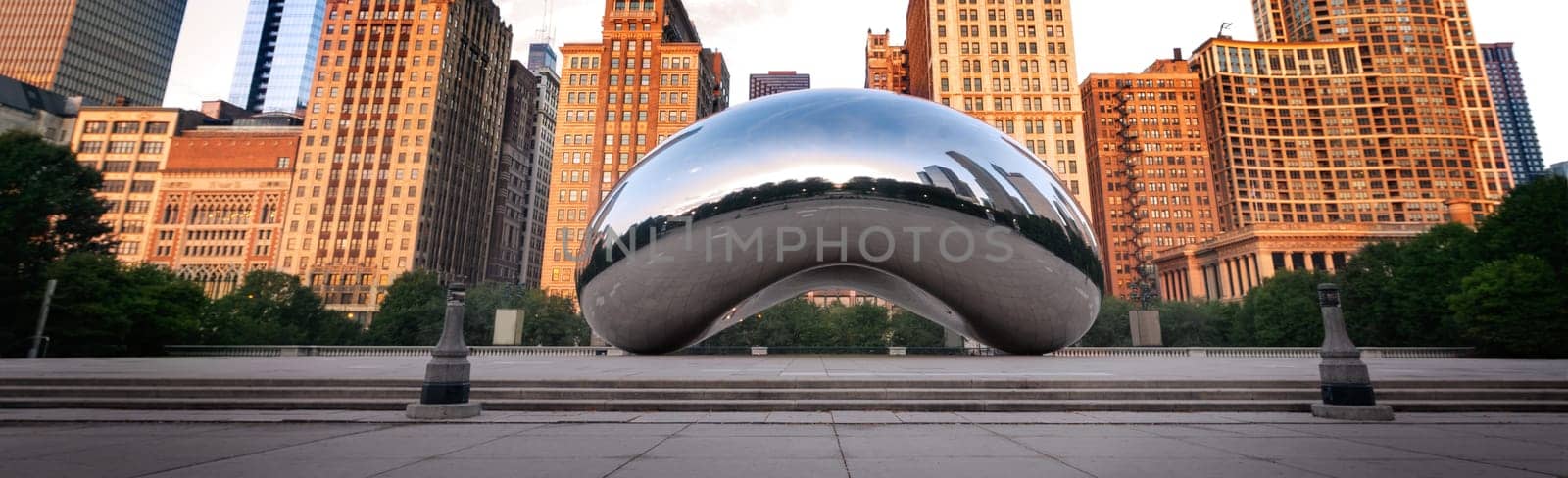 CHICAGO, ILLINOIS/USA-OCTOBRE 09, 2018 : Panoramic image of the Cloud Gate or The Bean in the morning OCTOBRE 09, 2018 in Millennium Park, Chicago, Illinois