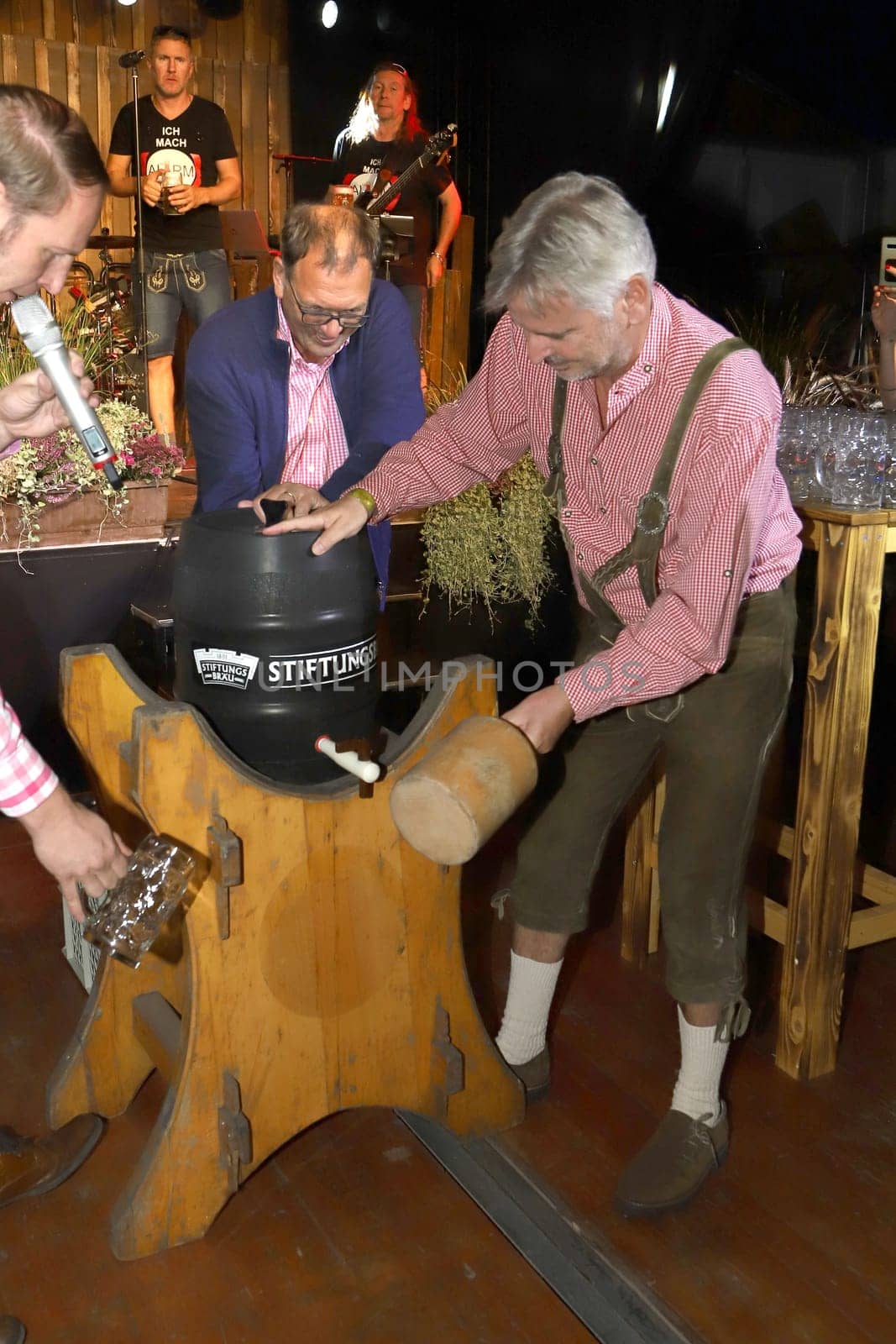 Frank Klüter,.Barrel tapping Wandsbek Oktoberfest Hamburg with VIP Guest  ,16.09.2022