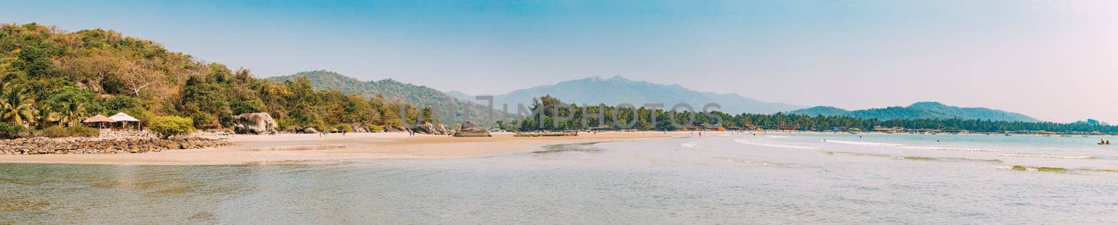 Canacona, Goa, India. Sunny Sky Over Calm Water Of Arabian Sea. Natural Landscape With Sandy Palolem Beach At Sunny Summer Day With Blue Sky.