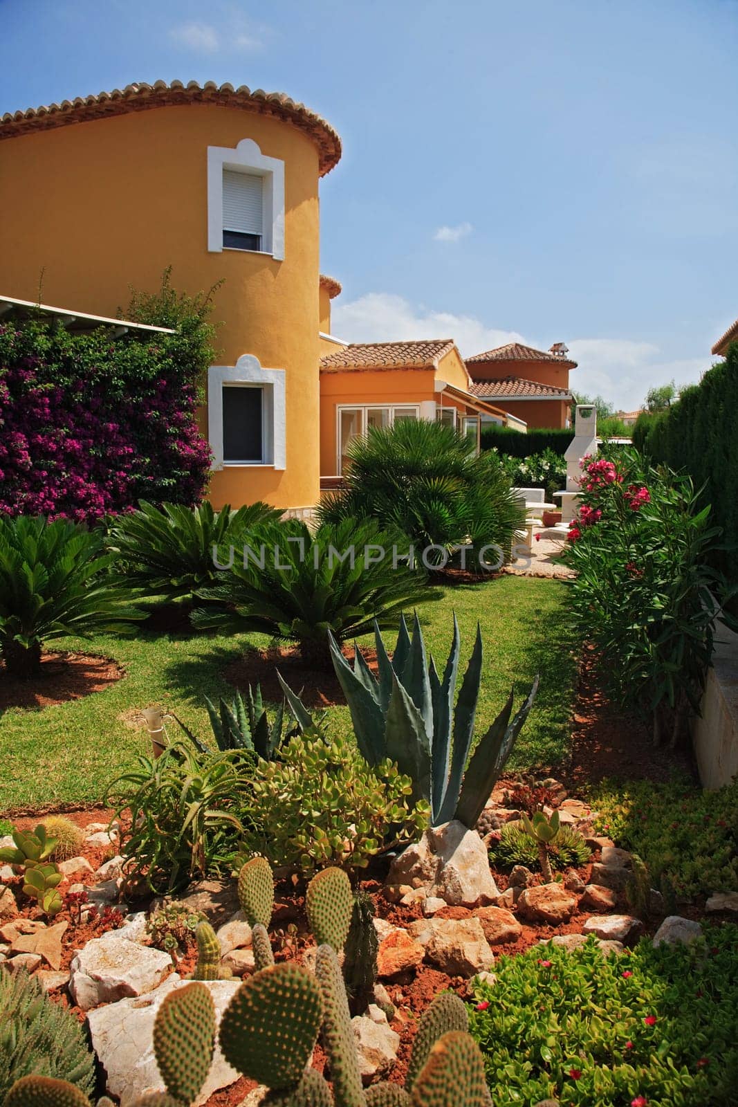 Villa with beautiful garden in Mediterranean style