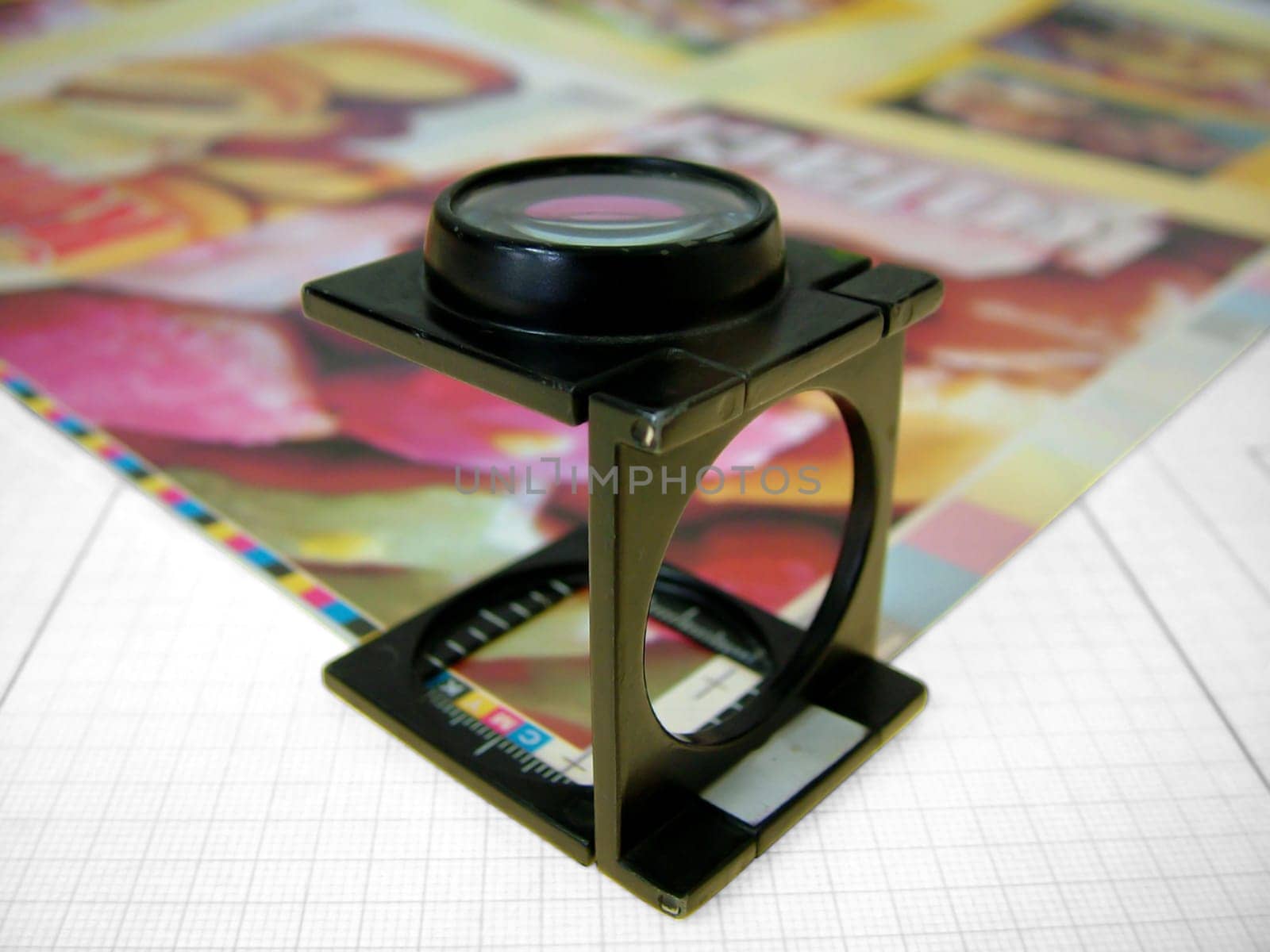 press magnifying glass magnifier