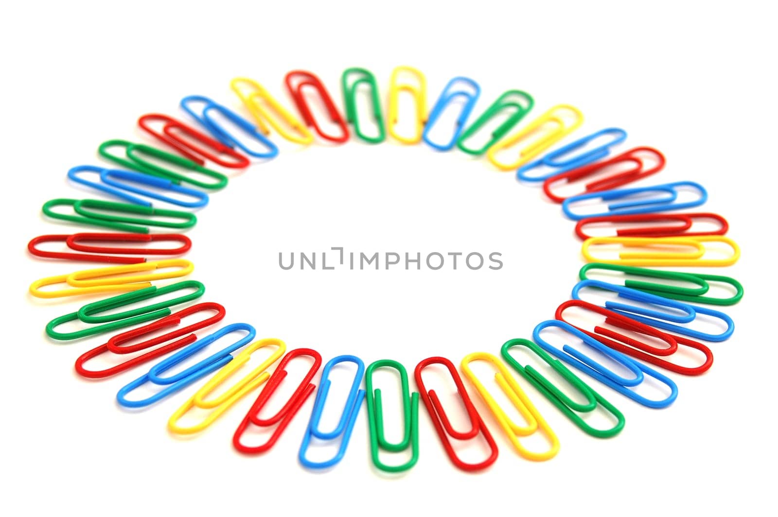 Paper clips are arranged in circle shapeShape