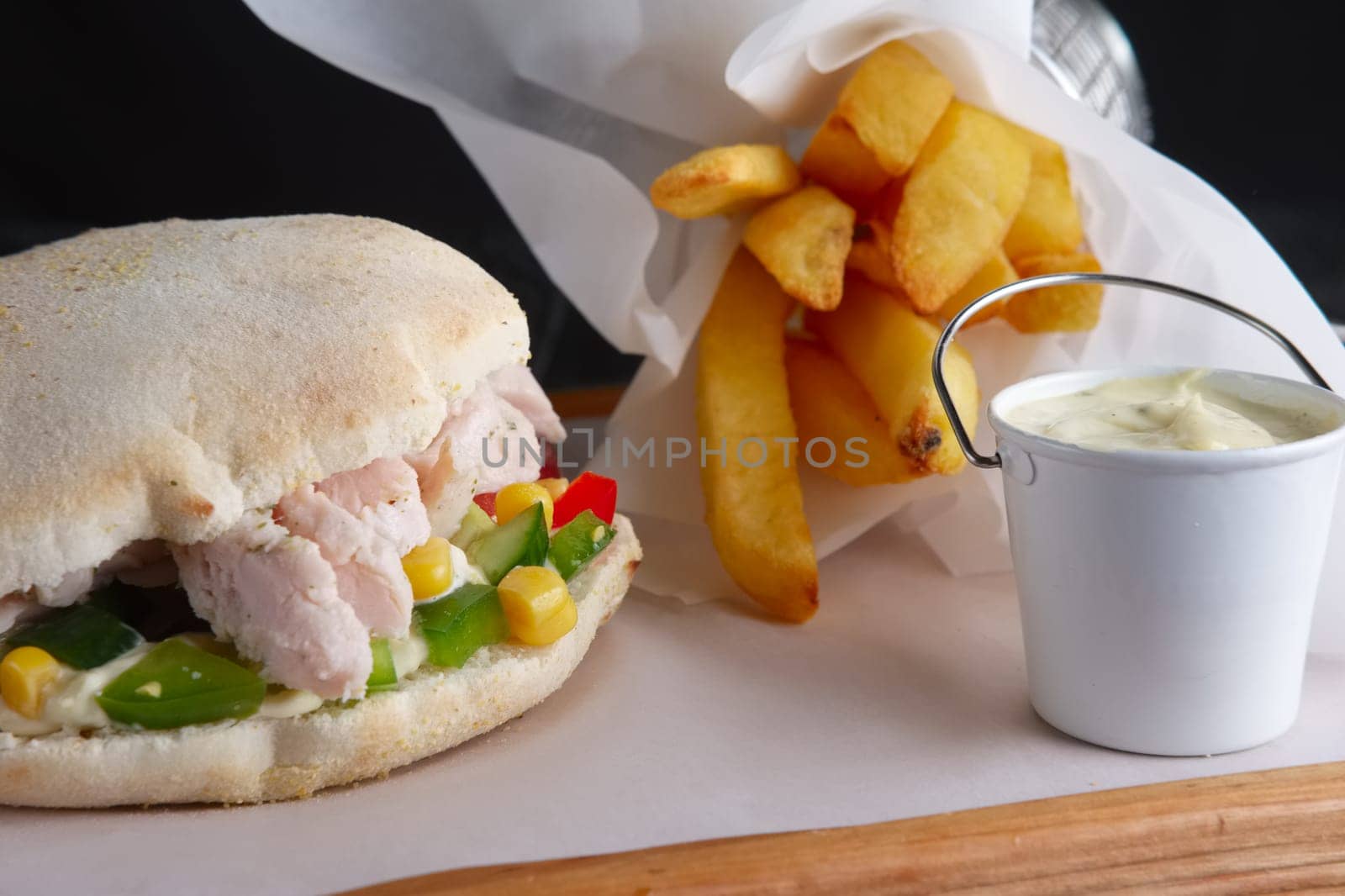 Pita bread with chicken and vegetables served with fried potato