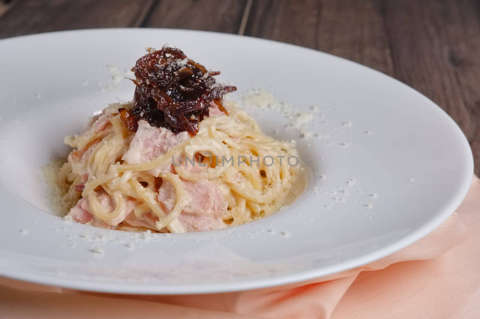 pasta with ham and cheese with caramel onion