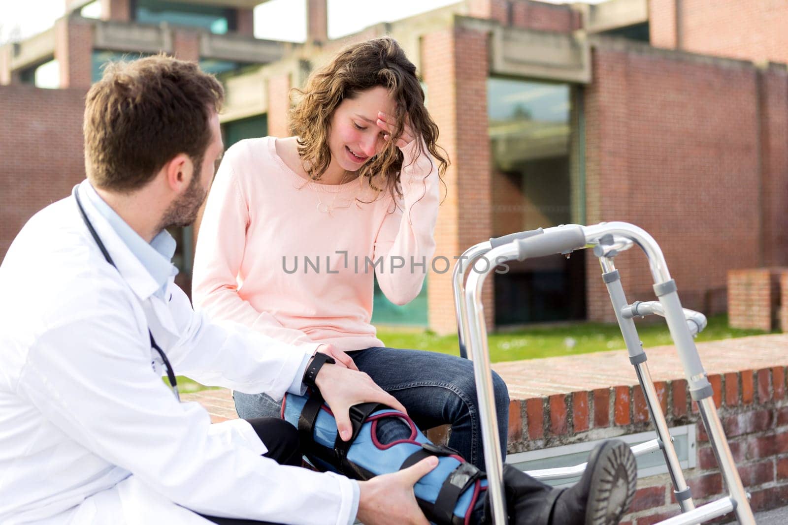 View of a Doctor showing reeducation's tips on tablet