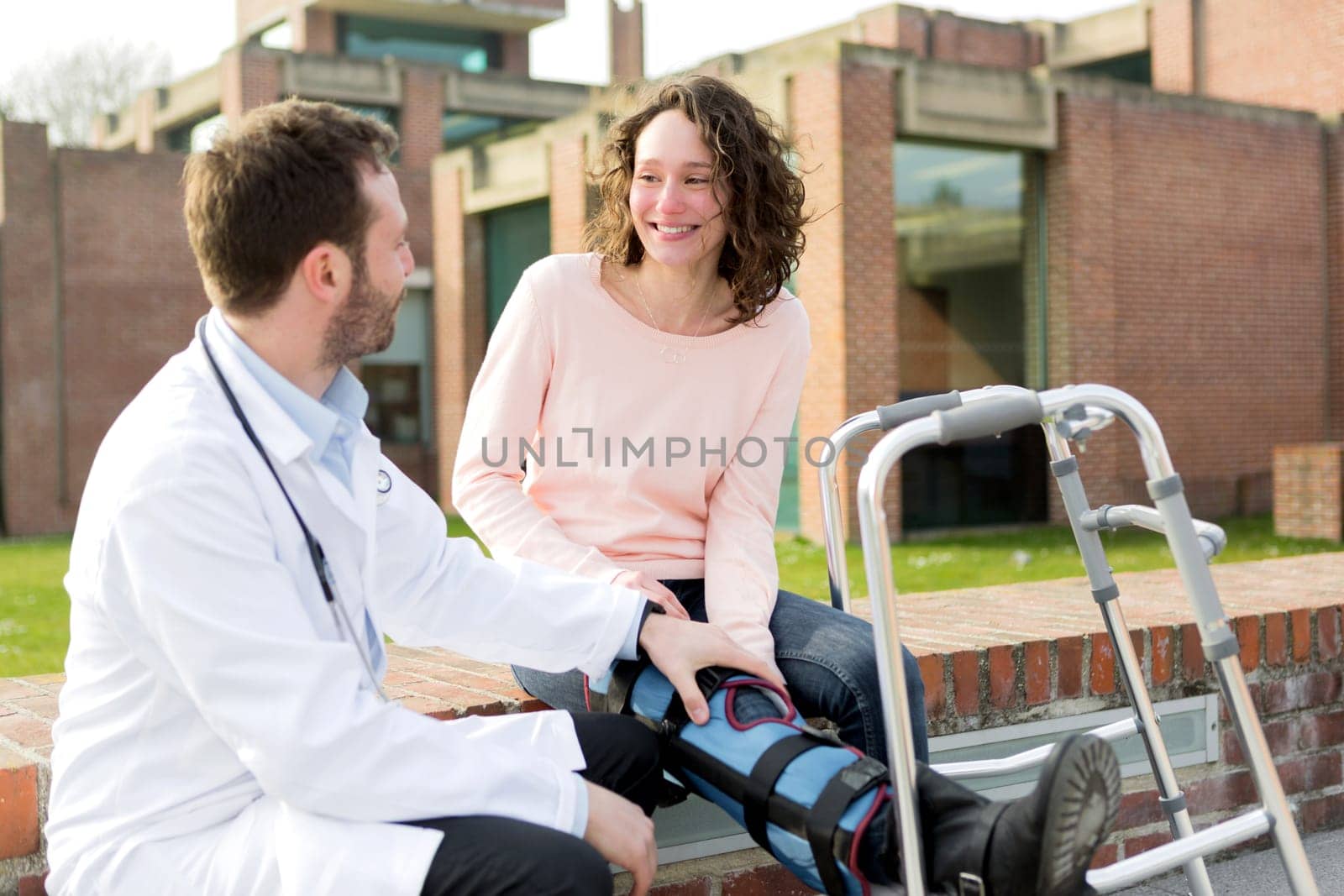 View of a Doctor showing reeducation's tips on tablet