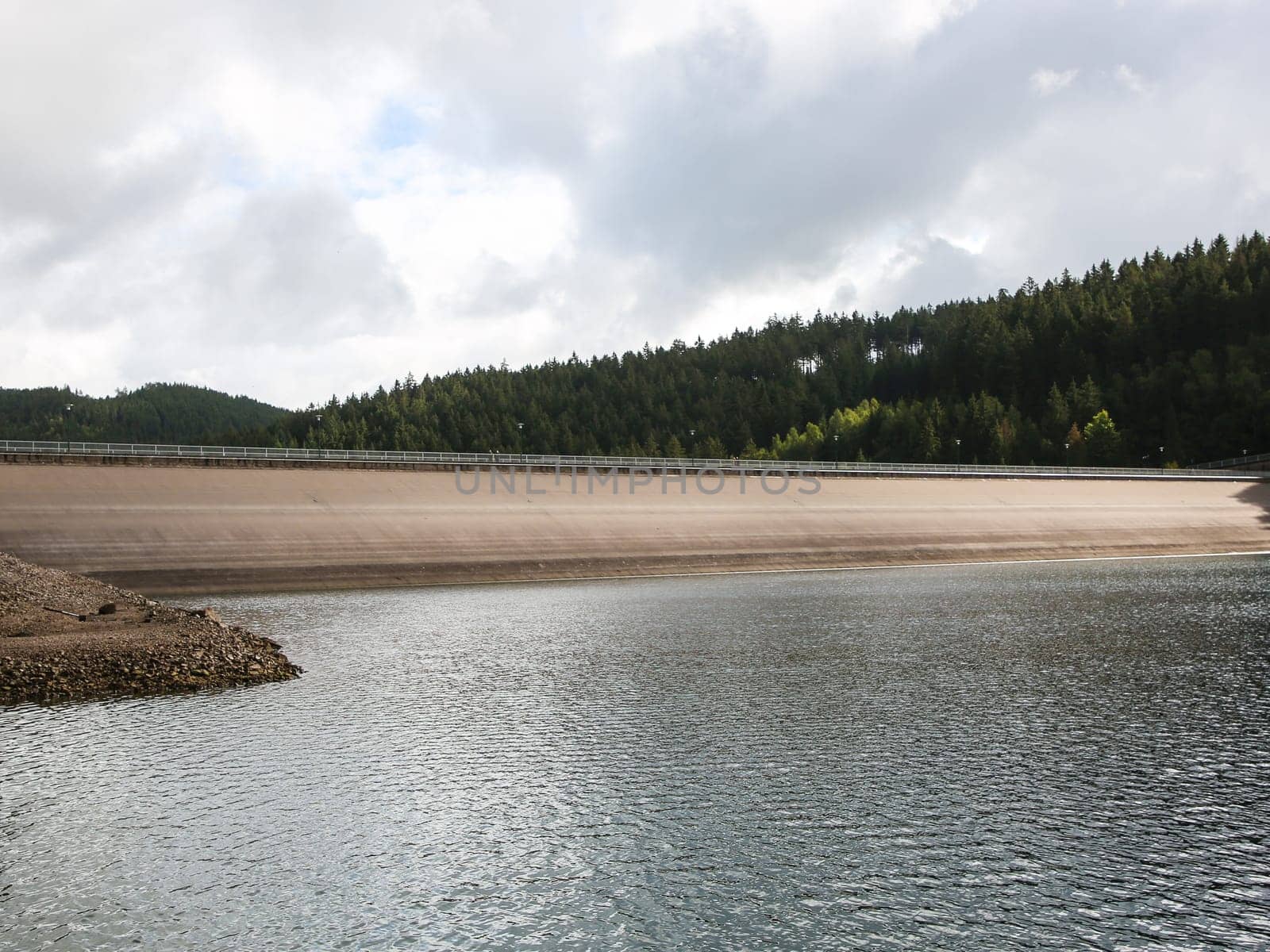 Wassereinlaufturm im Stausee vor Ohra Talsperre in Luisenthal im Thüringer Wald