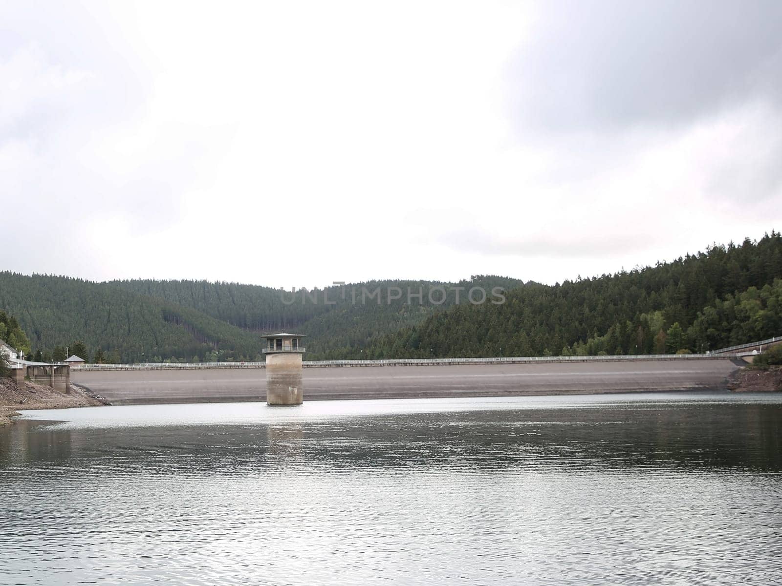 Wassereinlaufturm im Stausee vor Ohra Talsperre in Luisenthal im Thüringer Wald