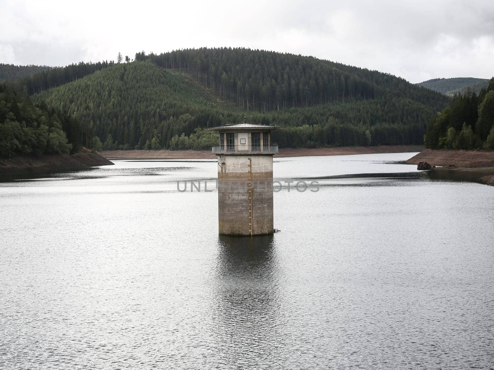 Wassereinlaufturm im Stausee vor Ohra Talsperre in Luisenthal im Thüringer Wald