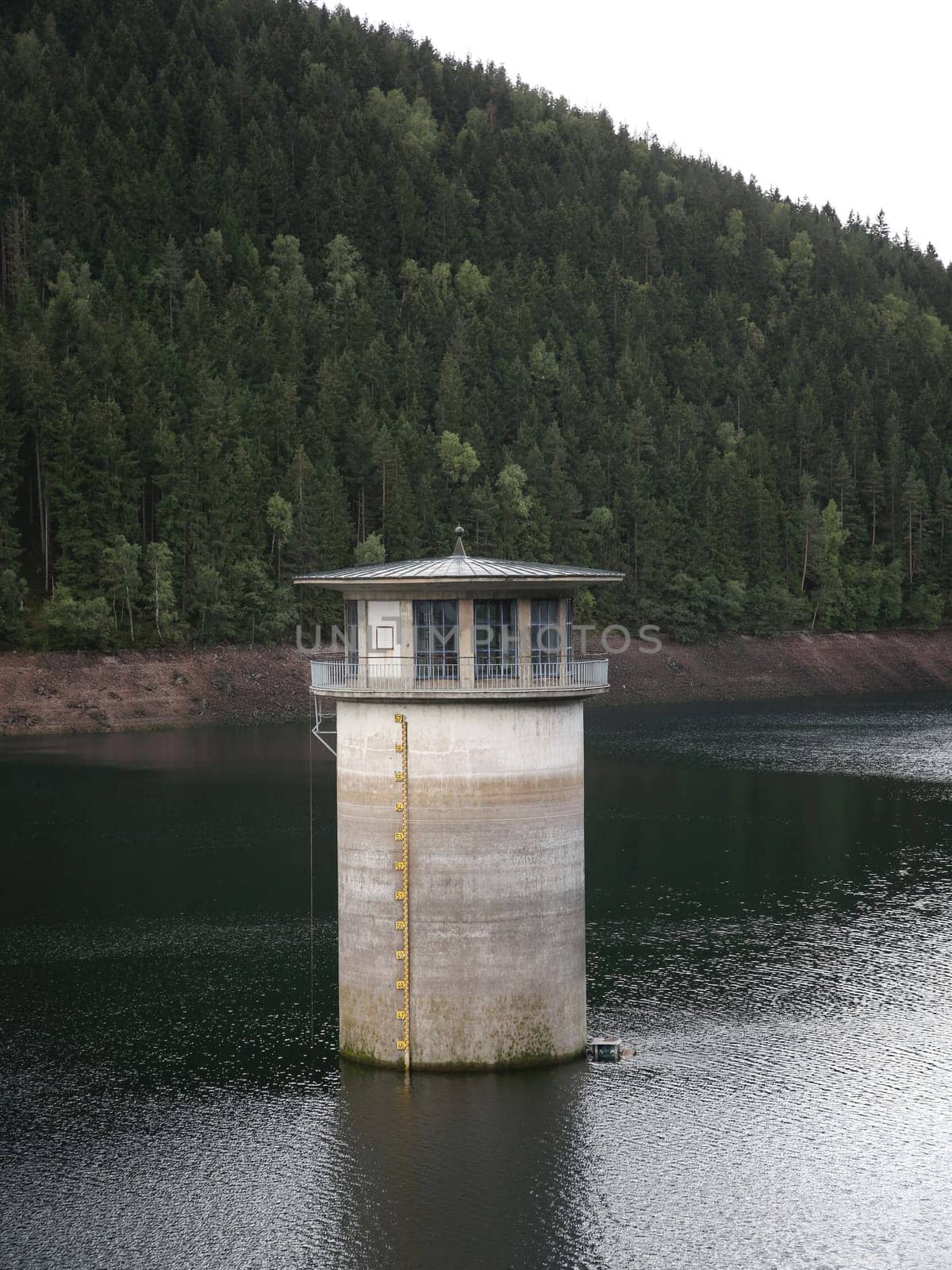 Wassereinlaufturm im Stausee vor Ohra Talsperre in Luisenthal im Thüringer Wald