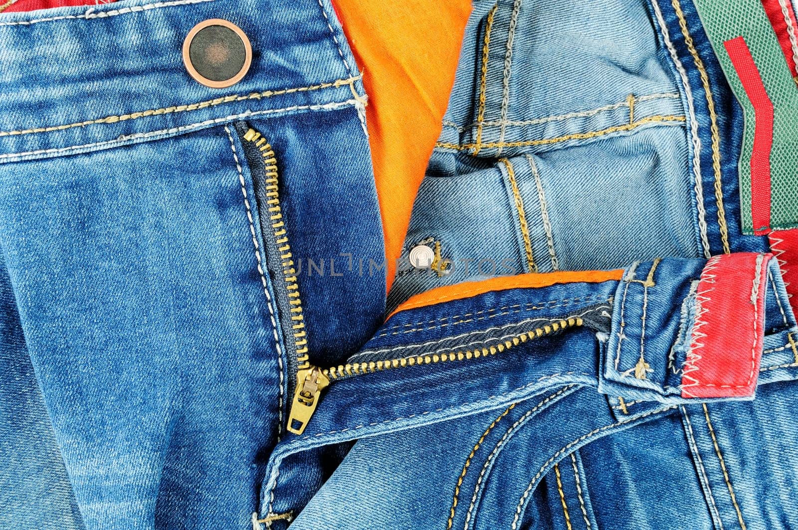 Zipper detail of pants in jeans for men light blue color