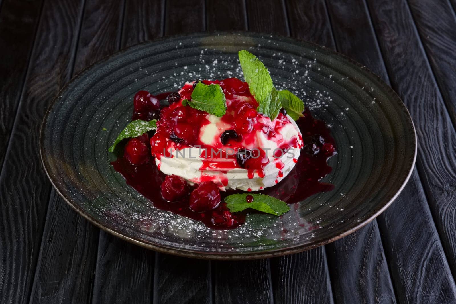 Meringue with cherry and strawberry jam