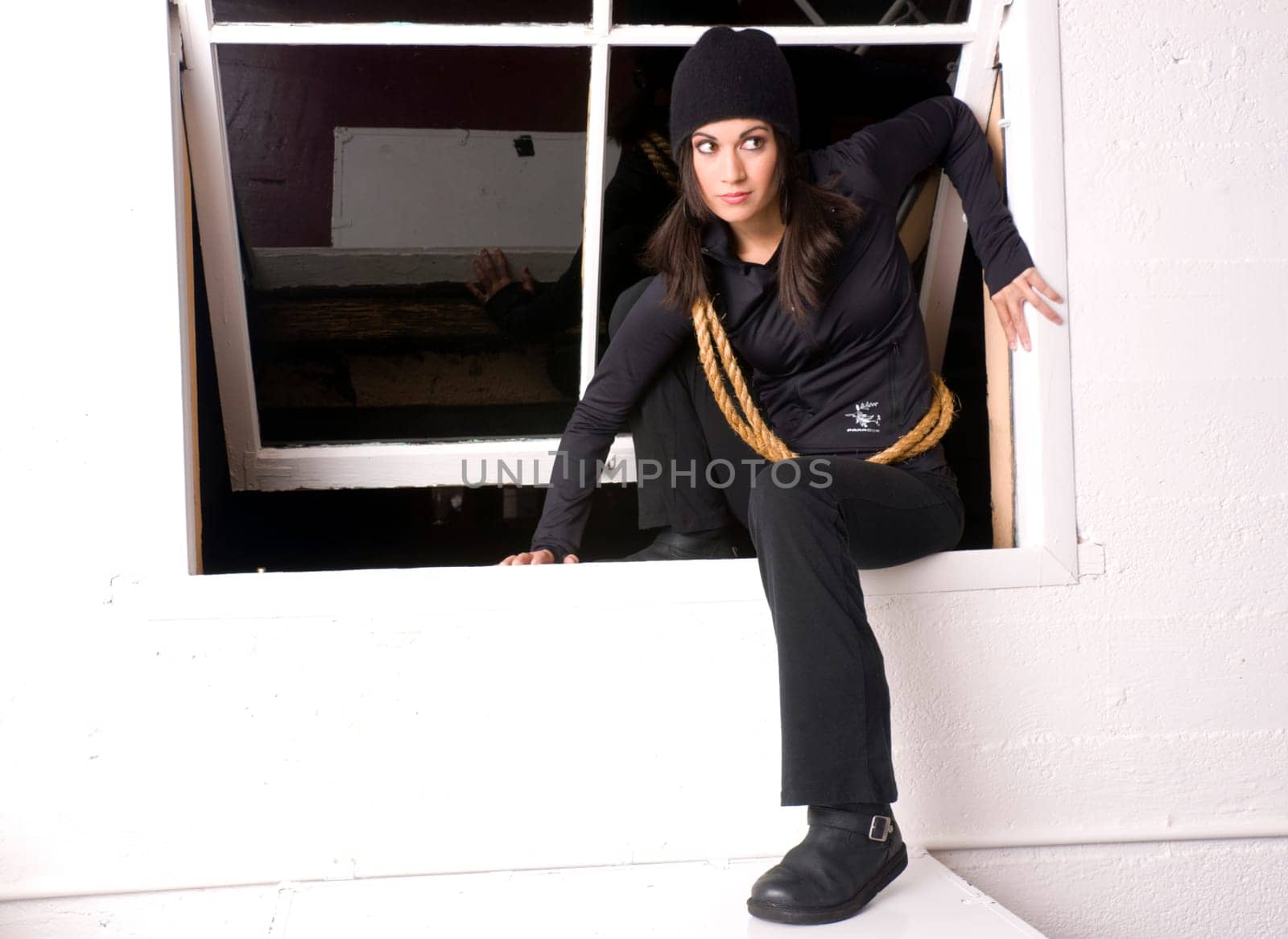 Thief Works Hard to Get into Bedroom Through Window
