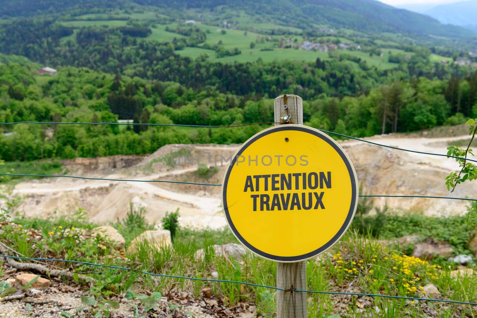french yellow sign indicating a construction site