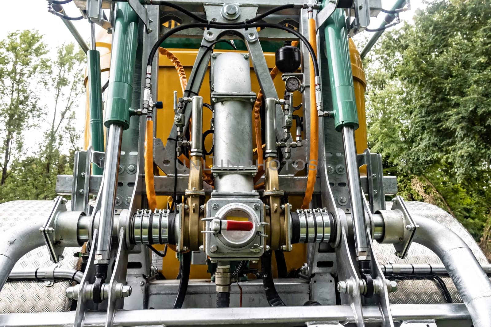 Modern hydraulic linkage on a tractor for attaching a liquid manure spreader