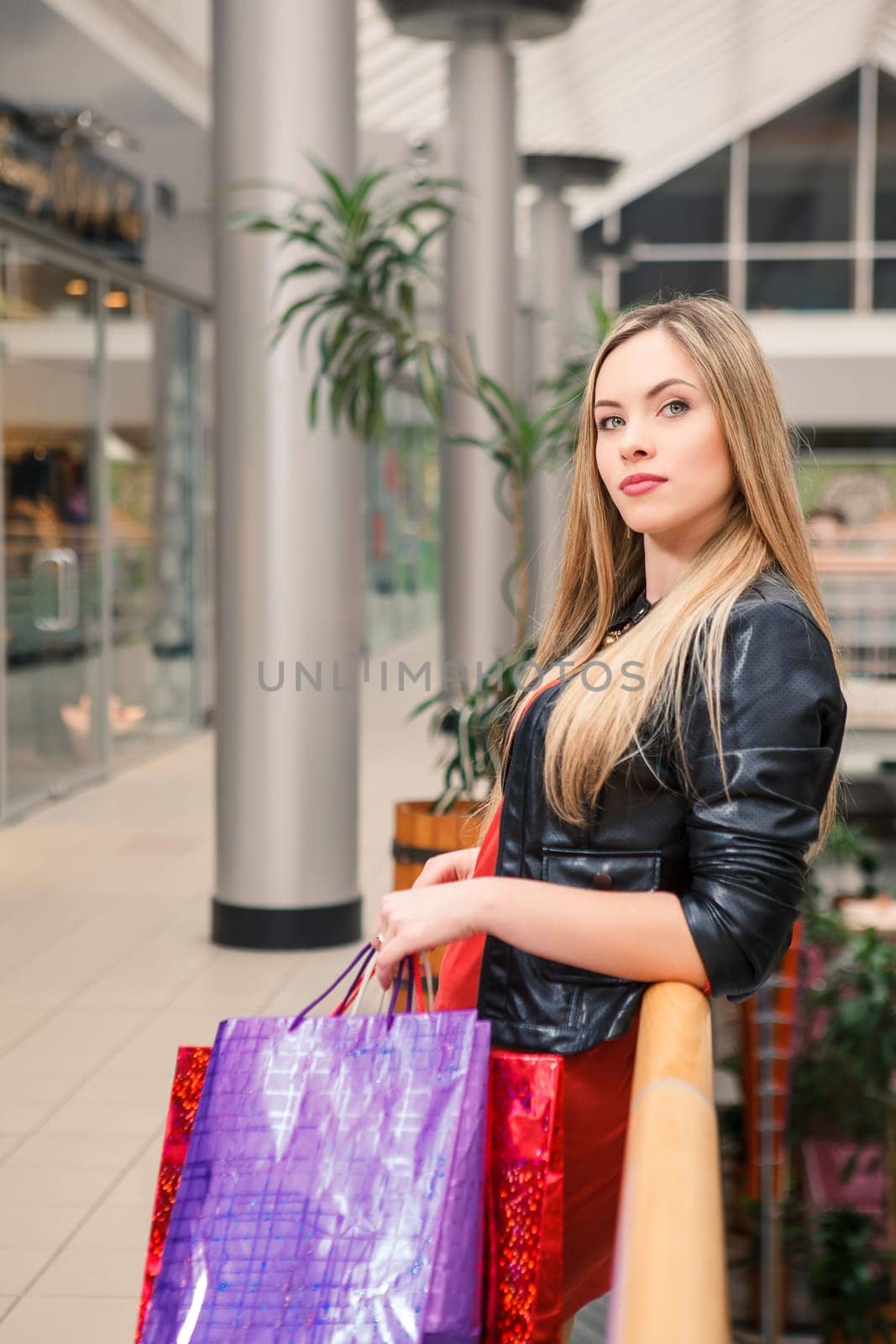 sale concept. beautiful young woman with a shopping bags in the mall