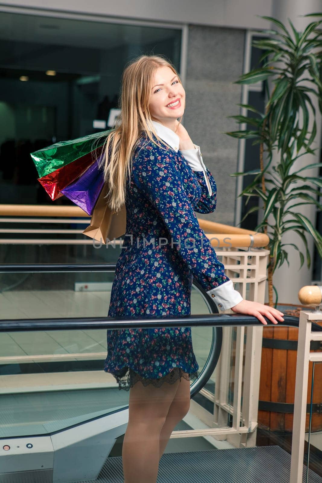 sale concept. beautiful young woman with a shopping bags in the mall