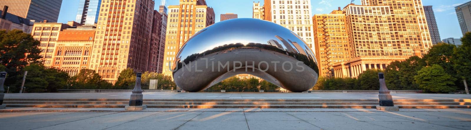 CHICAGO, ILLINOIS/USA-OCTOBRE 09, 2018 : Panoramic image of the Cloud Gate or The Bean in the morning OCTOBRE 09, 2018 in Millennium Park, Chicago, Illinois