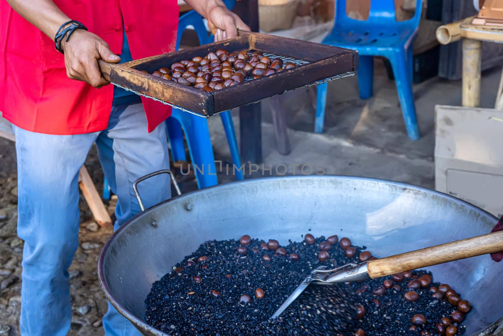 How to roast chestnuts by manual labor. Chestnut is a popular legume in Asia.