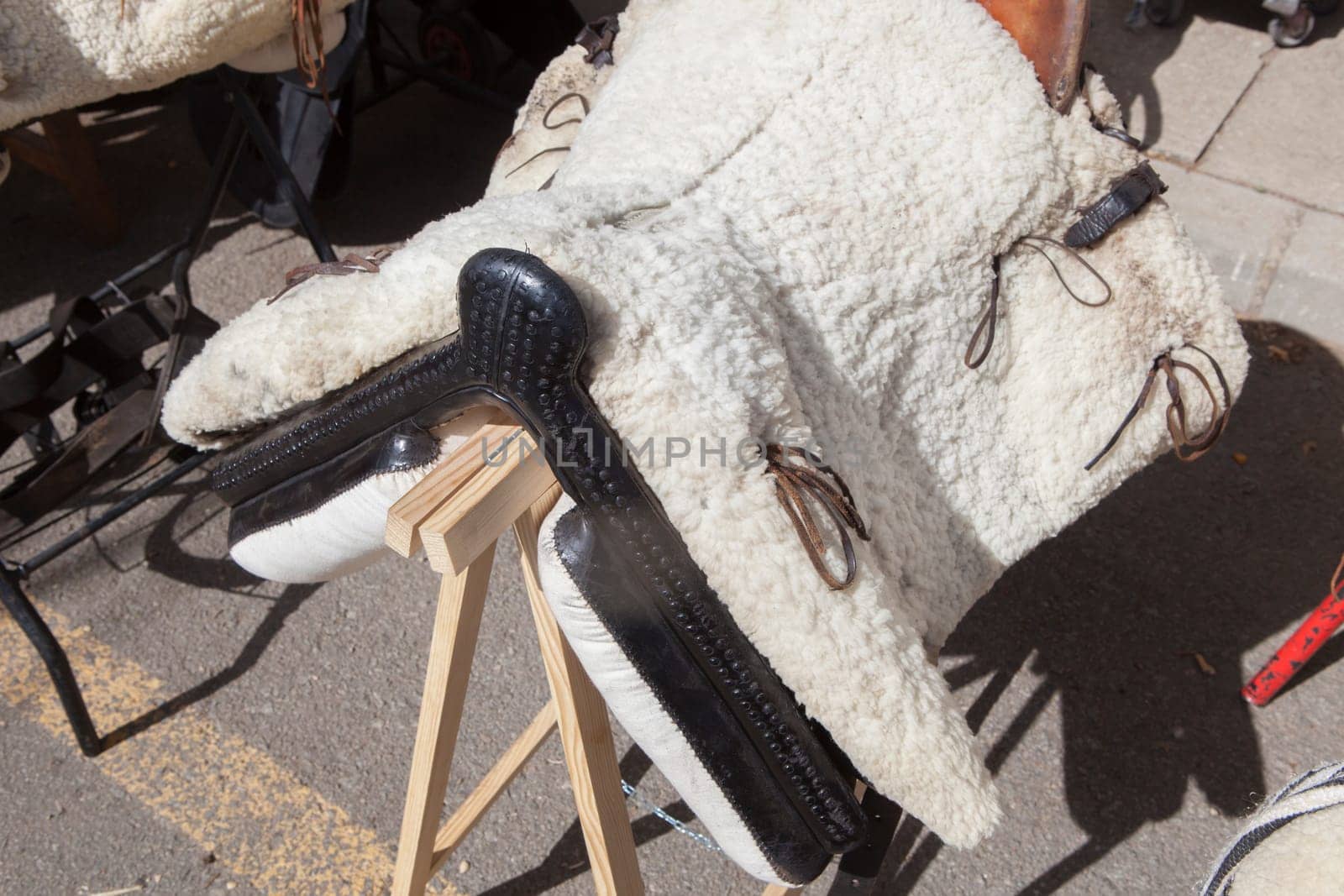 Rustic-style wool saddle. Saddlecraft items for sell