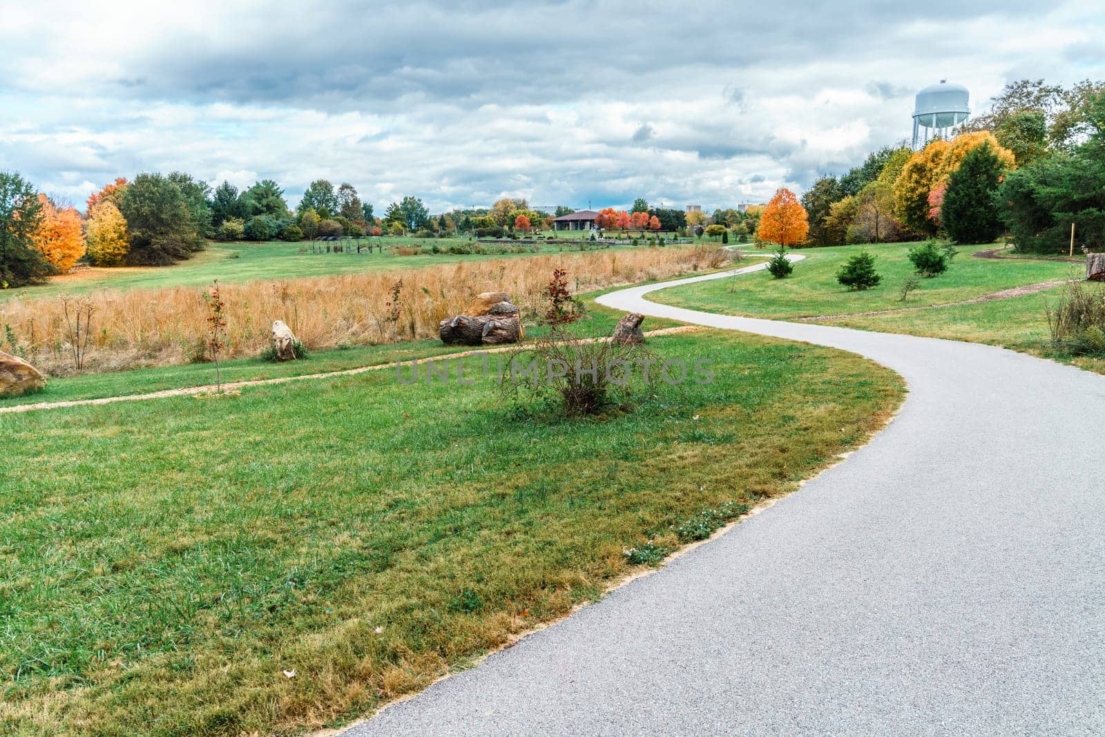 Hiking trail in Arboretum in Lexington, Kentucky in fall