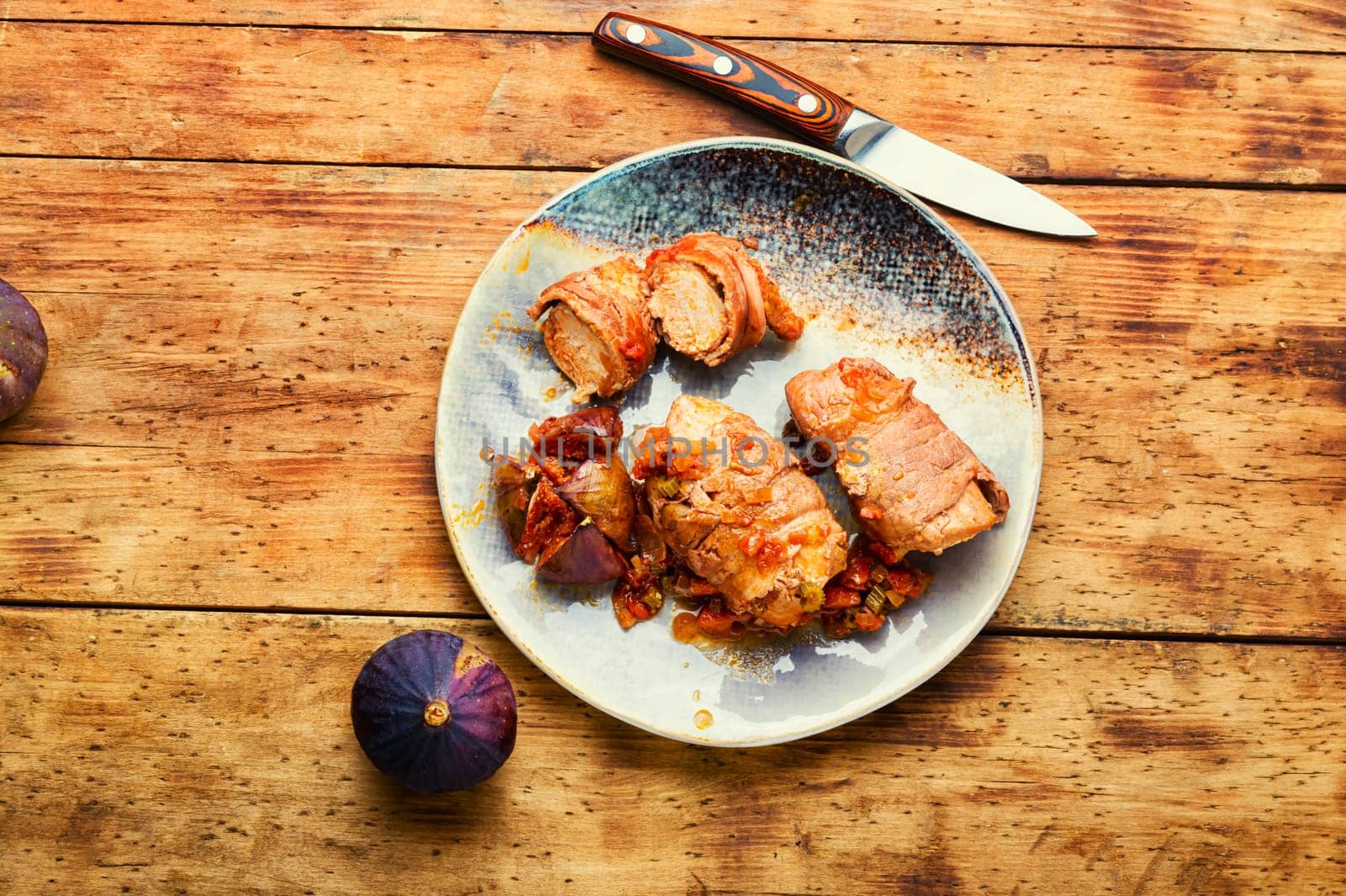 Fragrant meat baked with ripe figs. Autumn popular recipe